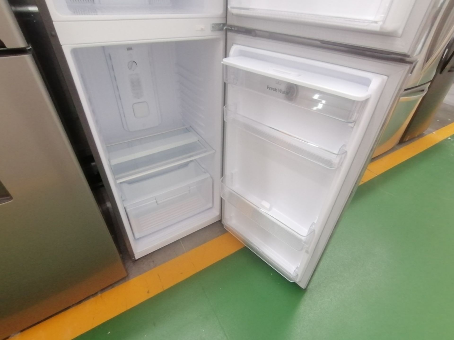 Lote de 2 refrigeradores incluye: 1 Refrigerador con dispensador de agua, Marca Winia, Modelo DFR40 - Image 9 of 16