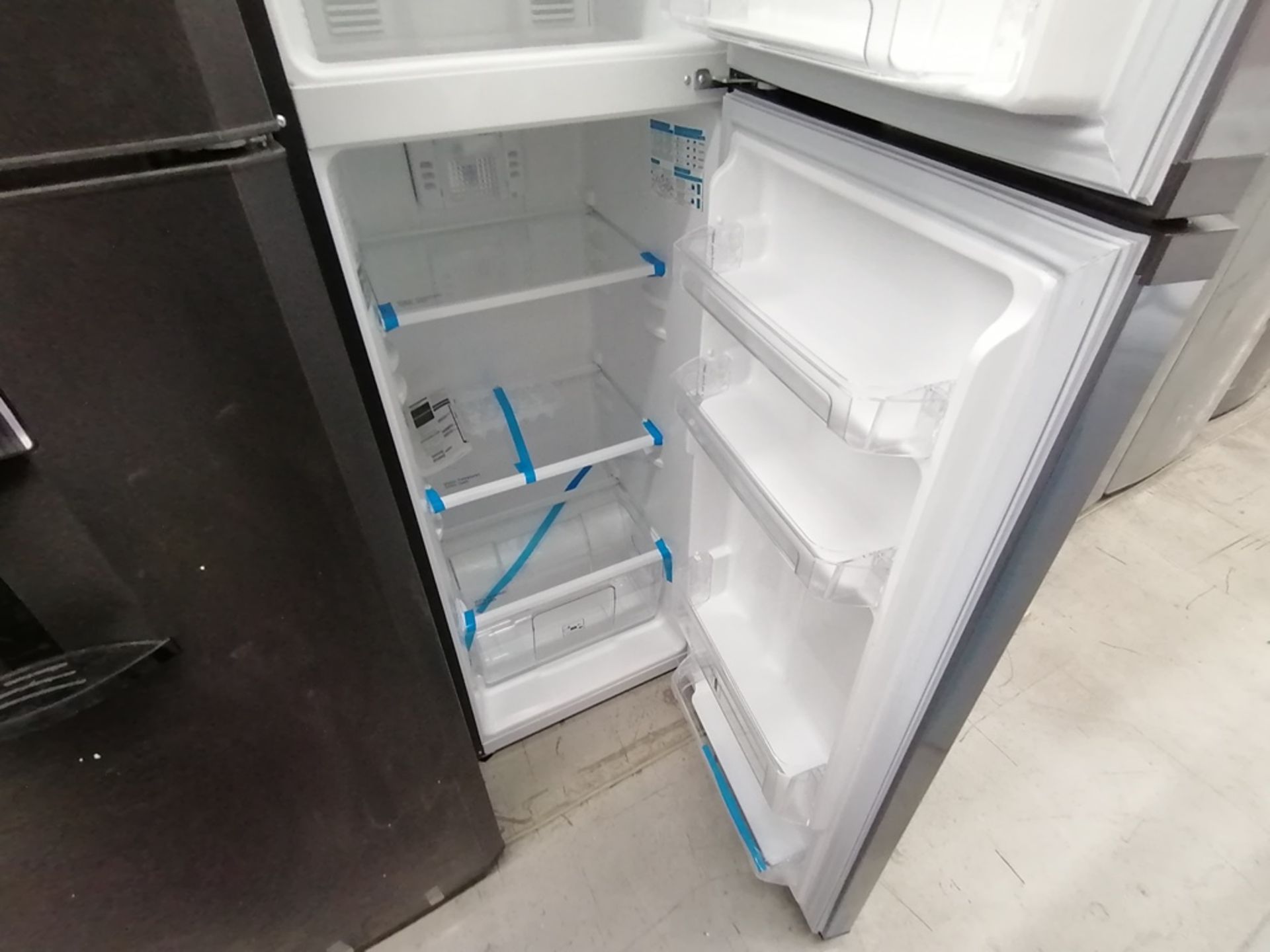 Lote de 2 refrigeradores incluye: 1 Refrigerador, Marca Mabe, Modelo RMA1025VMX, Serie 2111B618024, - Image 5 of 15