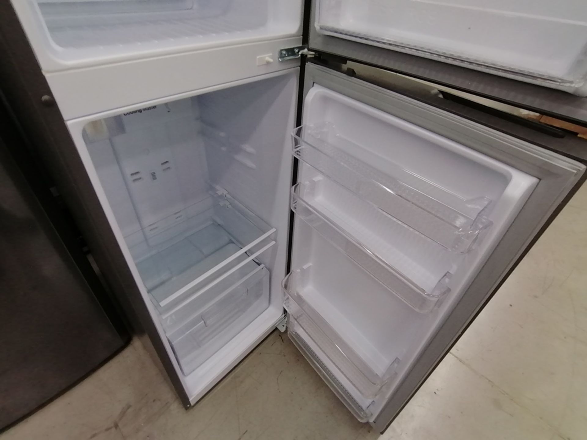 Lote de 2 refrigeradores incluye: 1 Refrigerador, Marca Mabe, Modelo RMA1025VNX, Serie 2110B623189, - Image 8 of 17