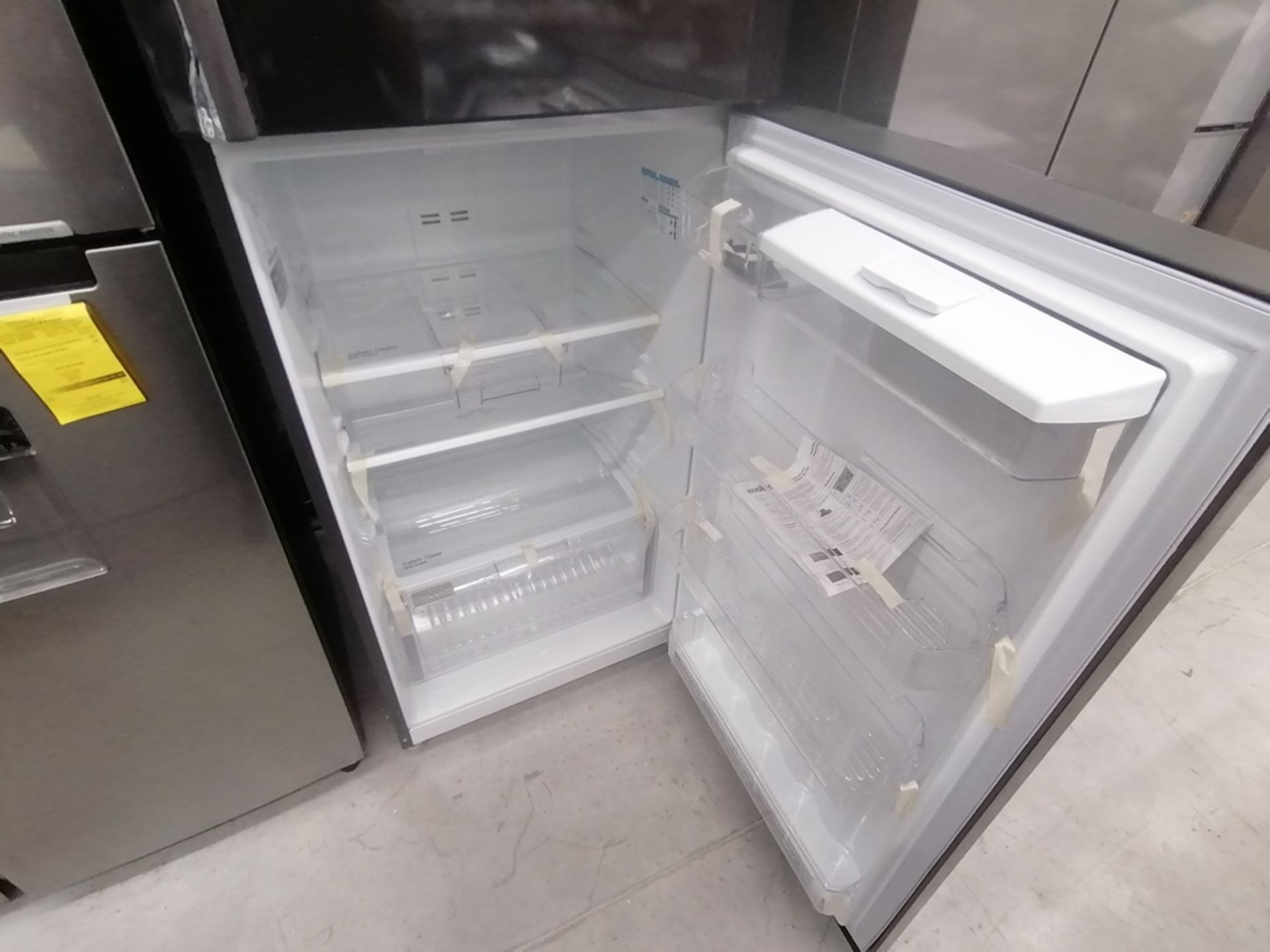 Lote de 2 refrigeradores incluye: 1 Refrigerador, Marca Samsung, Modelo RT22A401059, Serie 8BA84BBR - Image 14 of 15