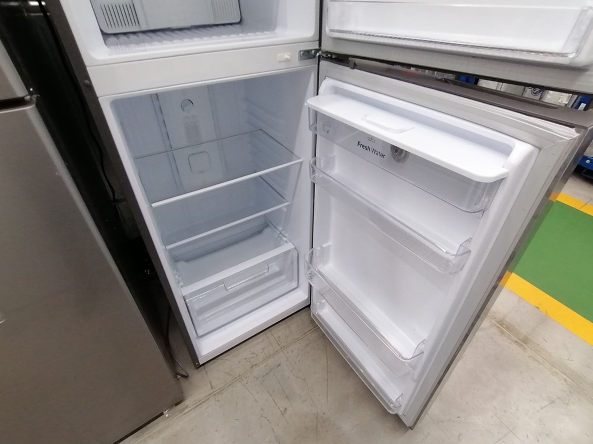 Lote de 2 refrigeradores incluye: 1 Refrigerador con dispensador de agua, Marca Winia, Modelo DFR40 - Image 5 of 17