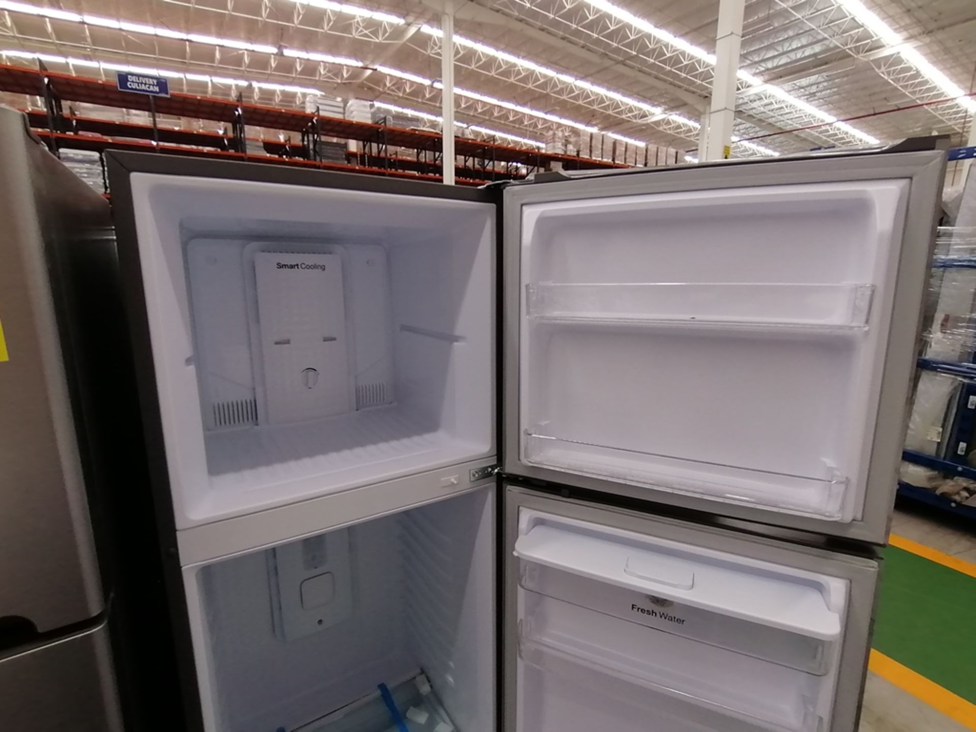 Lote de 2 refrigeradores incluye: 1 Refrigerador con dispensador de agua, Marca Winia, Modelo DFR40 - Image 6 of 15