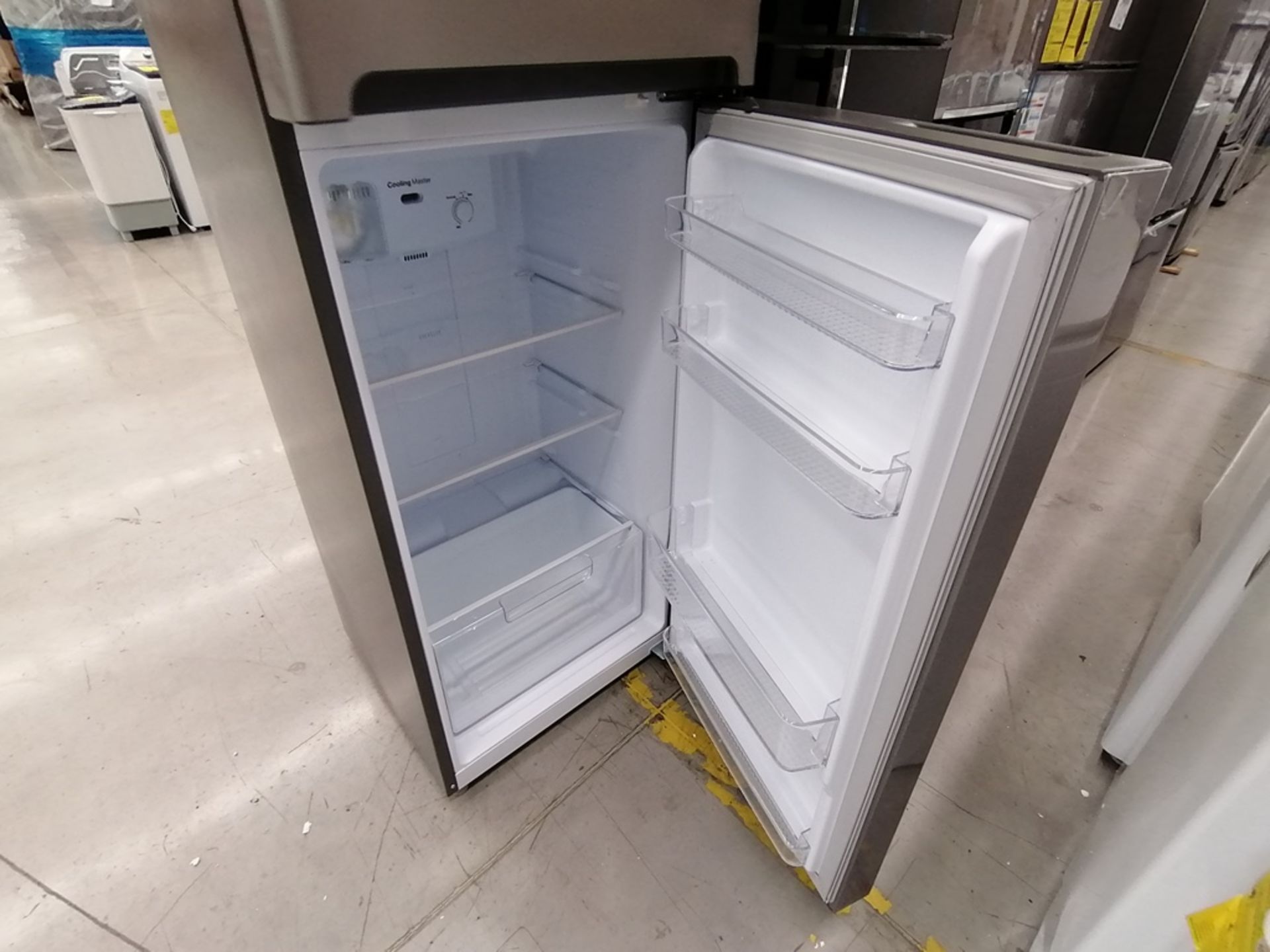 Lote de 2 refrigeradores incluye: 1 Refrigerador, Marca Winia, Modelo DFR32210GNV, Serie MR219N1206 - Image 12 of 15