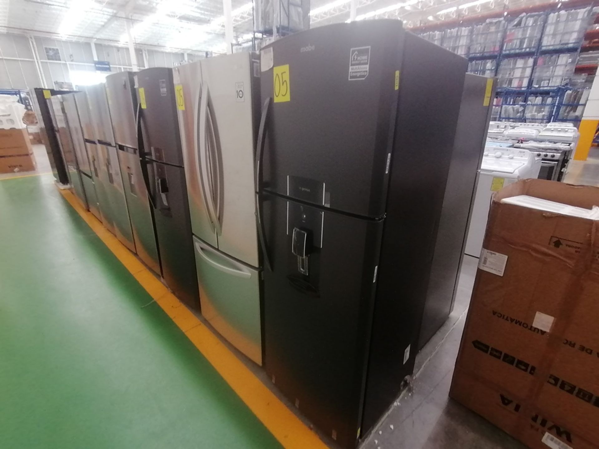 Lote de 2 refrigeradores incluye: 1 Refrigerador con dispensador de agua, Marca Mabe, Modelo RME360 - Image 2 of 15