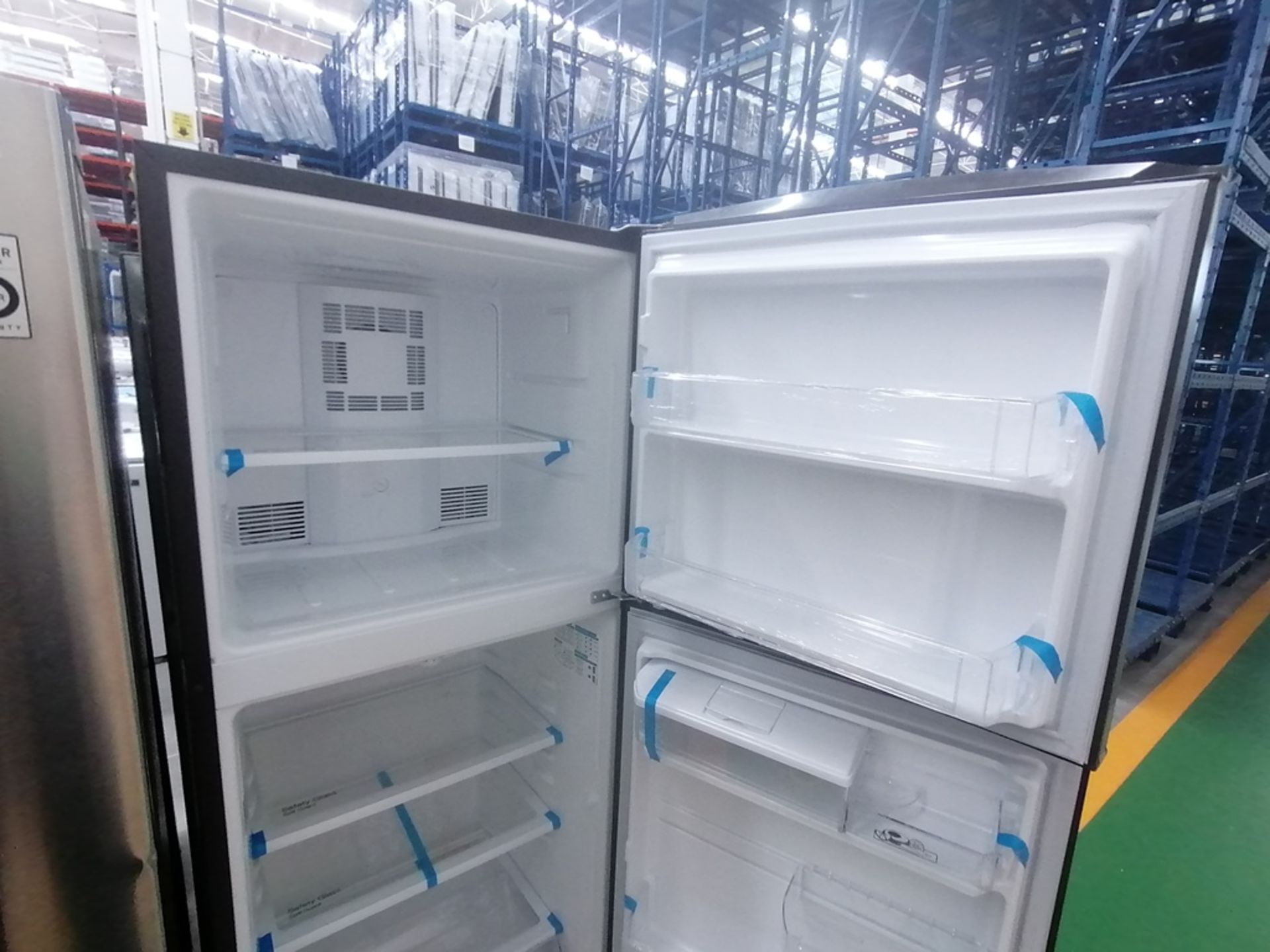 Lote de 2 refrigeradores incluye: 1 Refrigerador con dispensador de agua, Marca Mabe, Modelo RME360 - Image 8 of 15