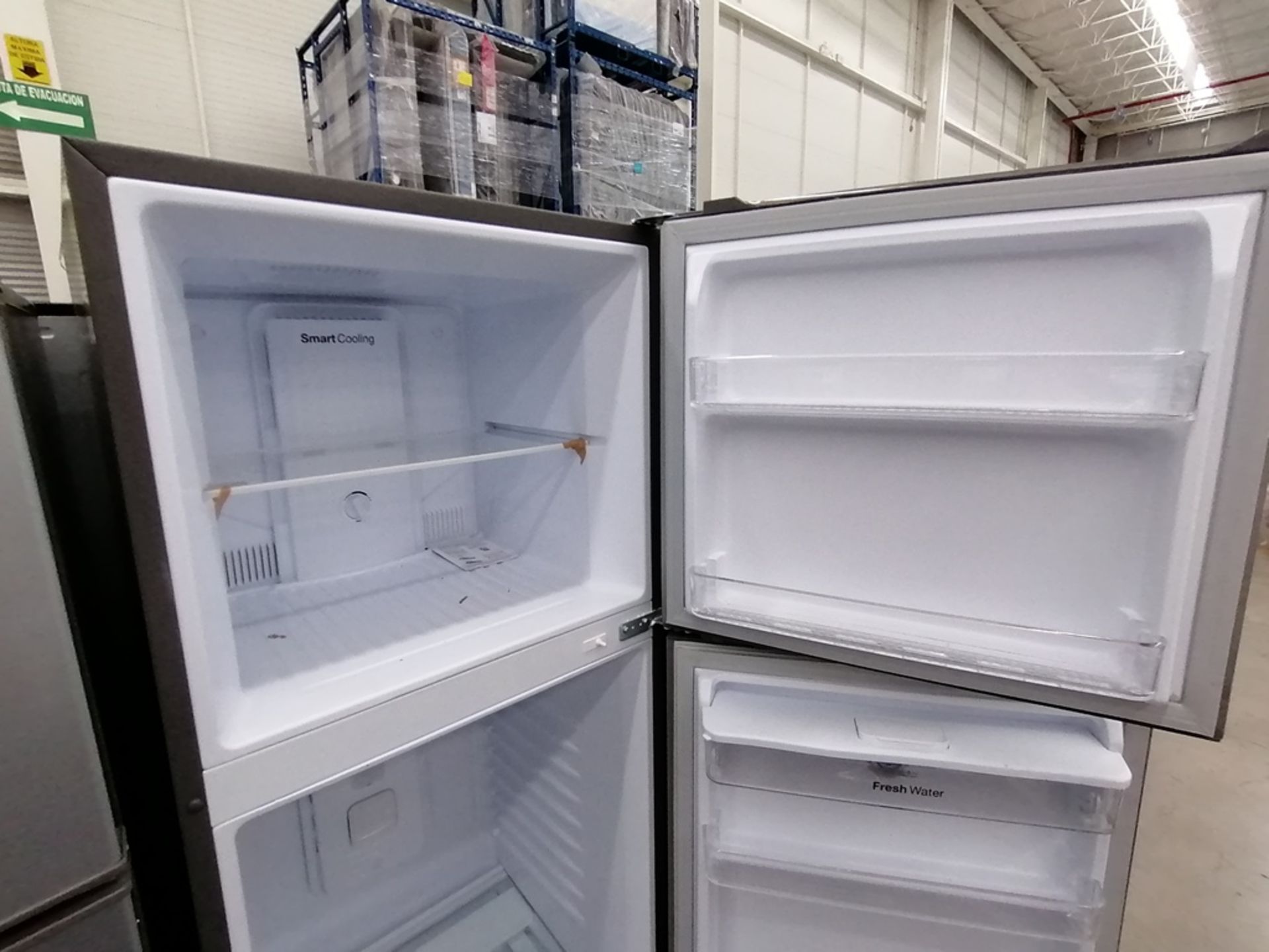 Lote de 2 refrigeradores incluye: 1 Refrigerador, Marca Winia, Modelo DFR40510GNDG, Serie MR21YN107 - Image 10 of 15