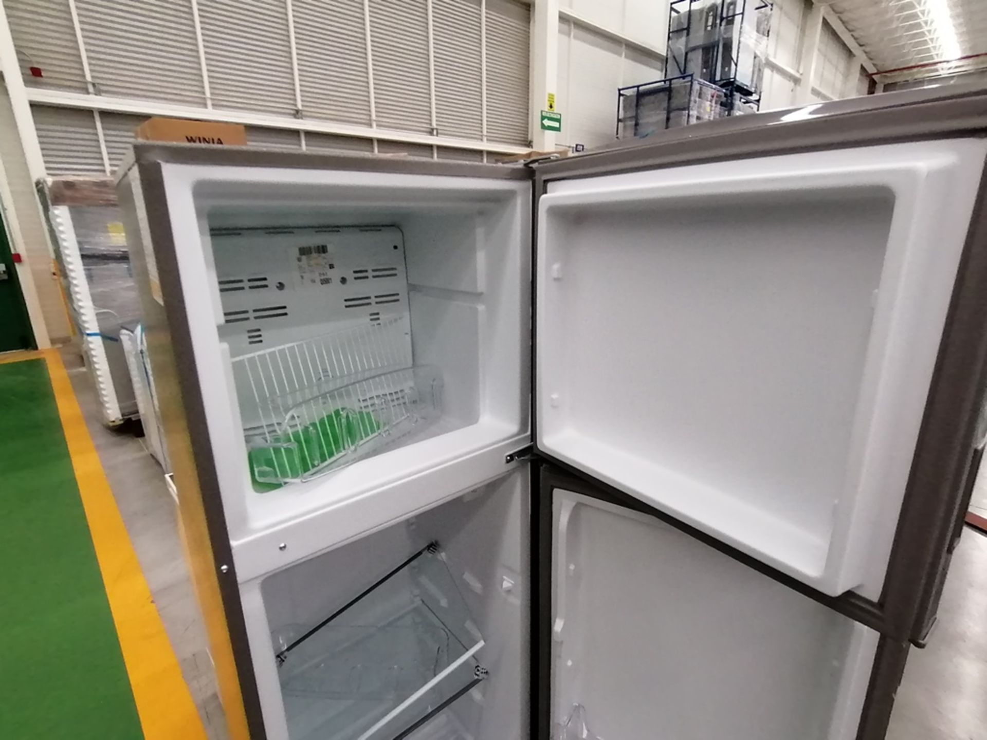 Lote de 2 refrigeradores incluye: 1 Refrigerador, Marca Acros, Modelo AT9007G, Serie VRA4332547, Co - Image 6 of 14