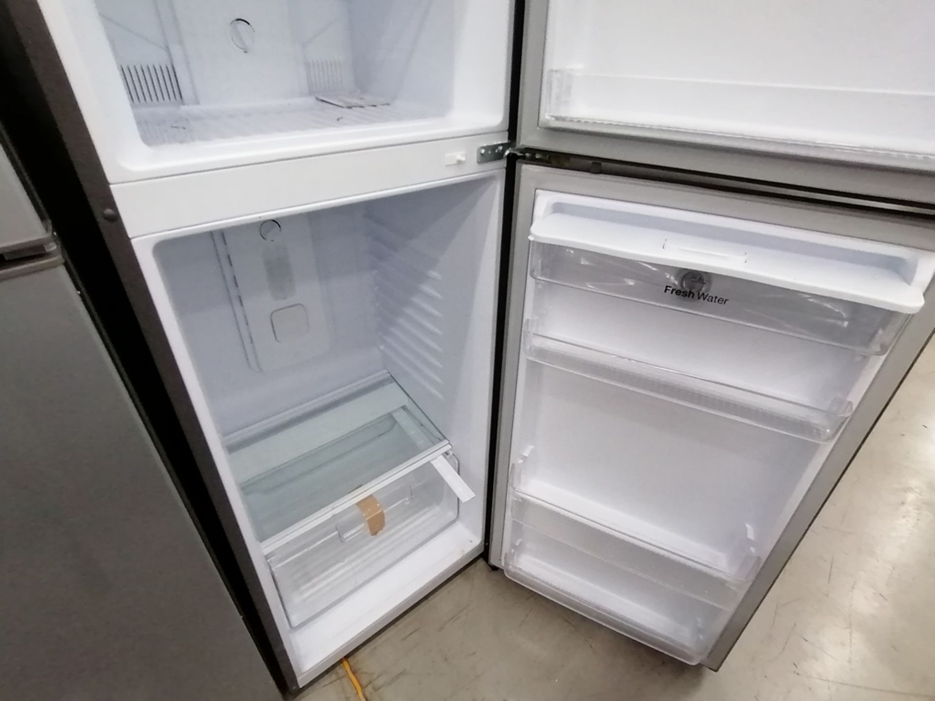 Lote de 2 refrigeradores incluye: 1 Refrigerador, Marca Winia, Modelo DFR40510GNDG, Serie MR21YN107 - Image 11 of 15