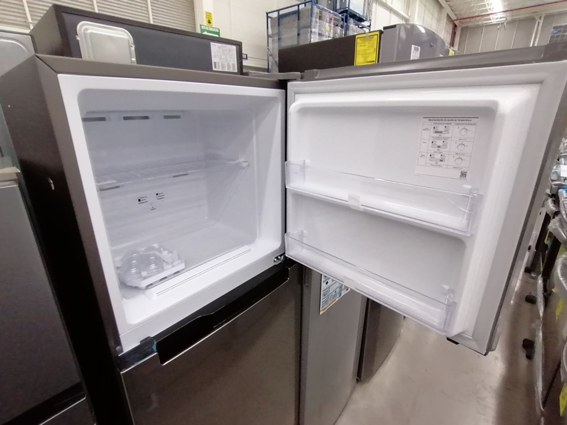 Lote de 2 refrigeradores incluye: 1 Refrigerador, Marca Samsung, Modelo RT29K500JS8, Serie 0AZS4BAR - Image 4 of 16