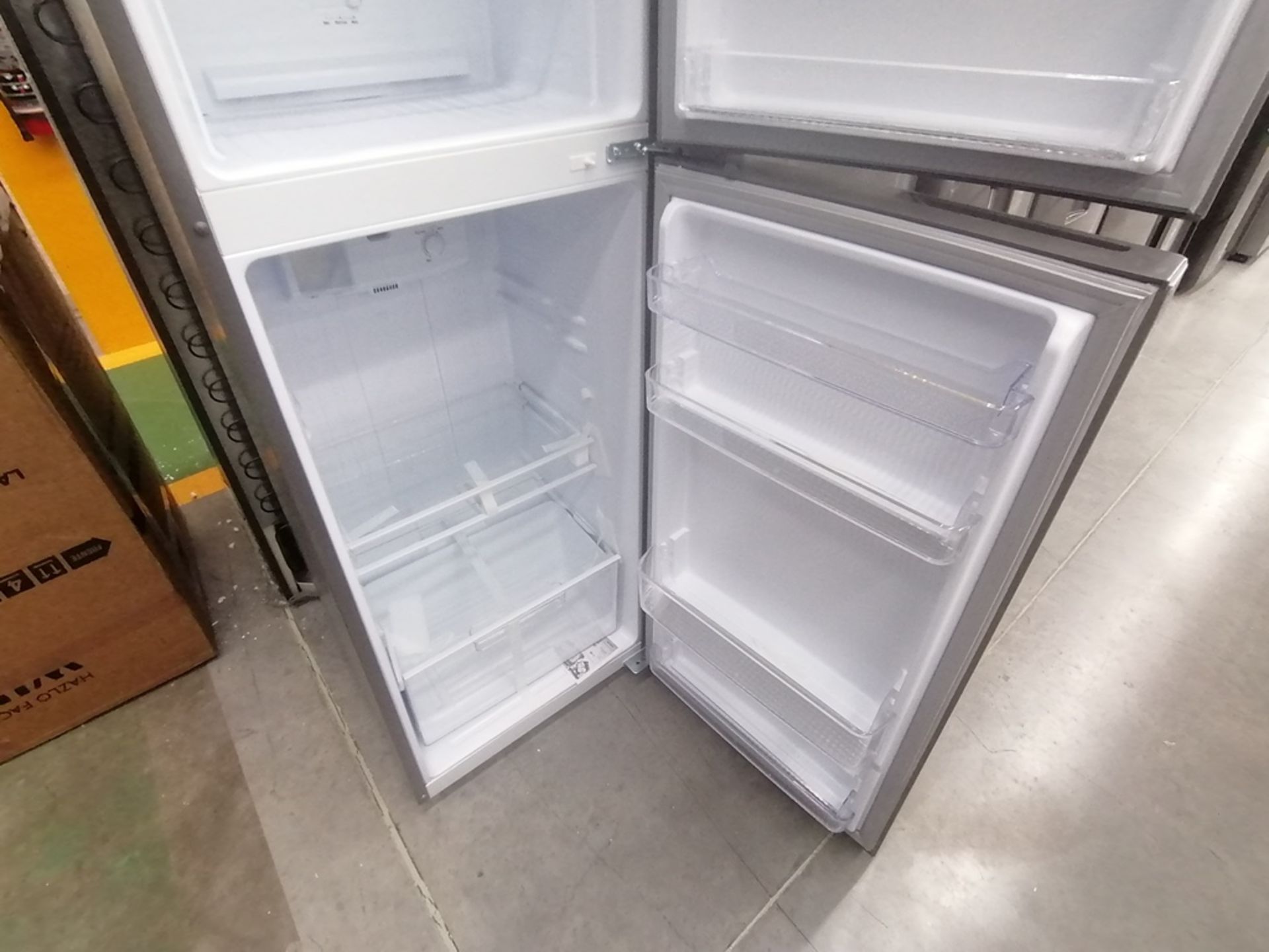 Lote de 2 refrigeradores incluye: 1 Refrigerador con dispensador de agua, Marca Whirlpool, Modelo W - Image 14 of 15