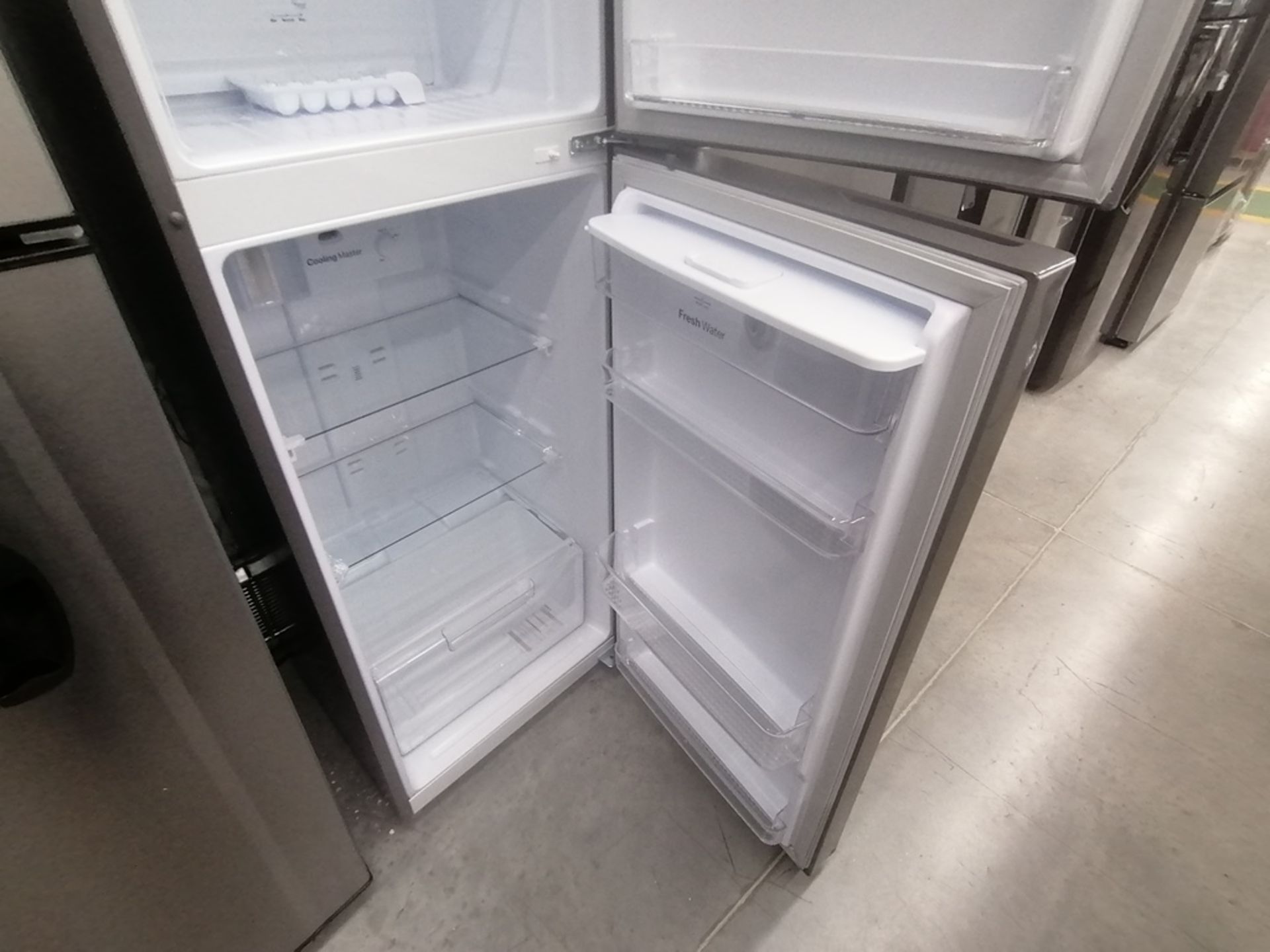 Lote de 2 refrigeradores incluye: 1 Refrigerador con dispensador de agua, Marca Winia, Modelo DFR32 - Image 14 of 15