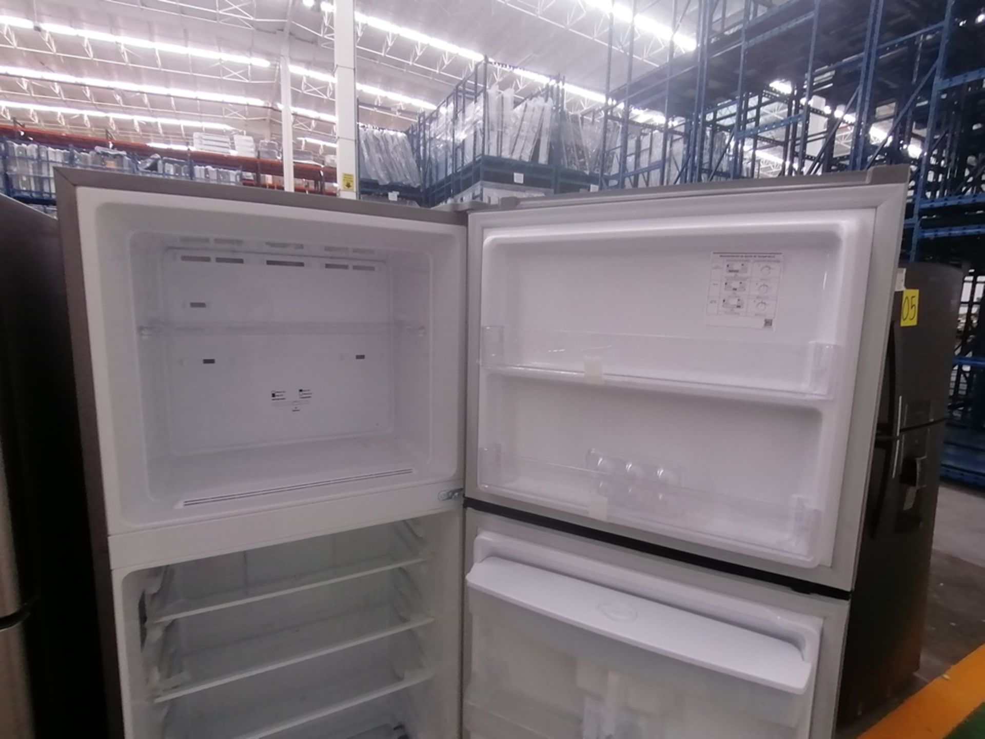 Lote de 2 refrigeradores incluye: 1 Refrigerador con dispensador de agua, Marca Mabe, Modelo RME360 - Image 12 of 15