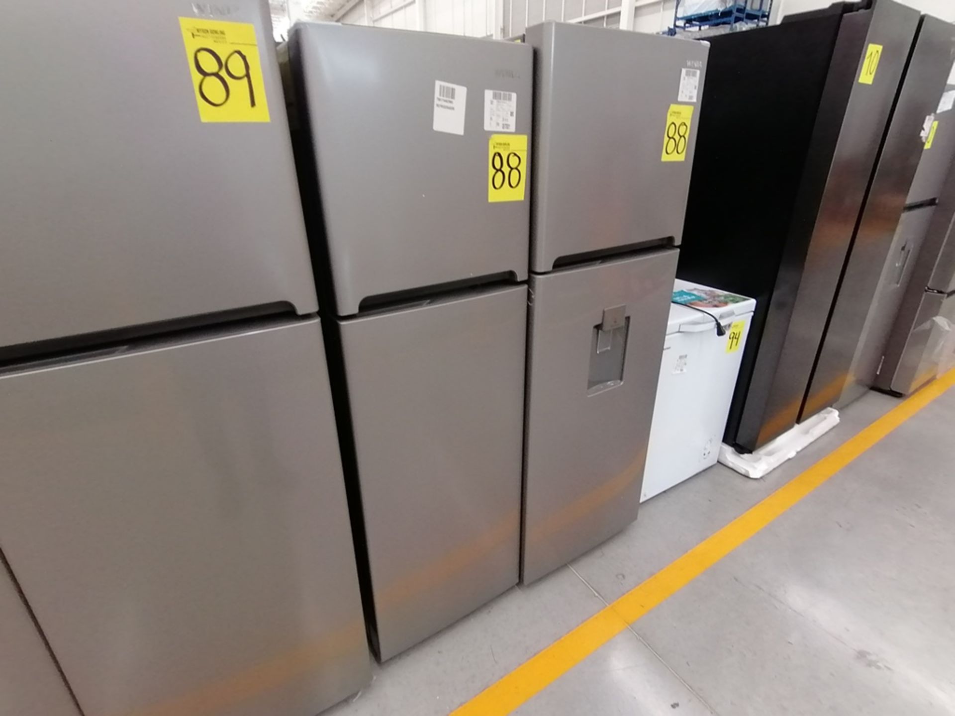 Lote de 2 refrigeradores incluye: 1 Refrigerador, Marca Winia, Modelo DFR25210GN, Serie MR219N11602 - Image 2 of 15