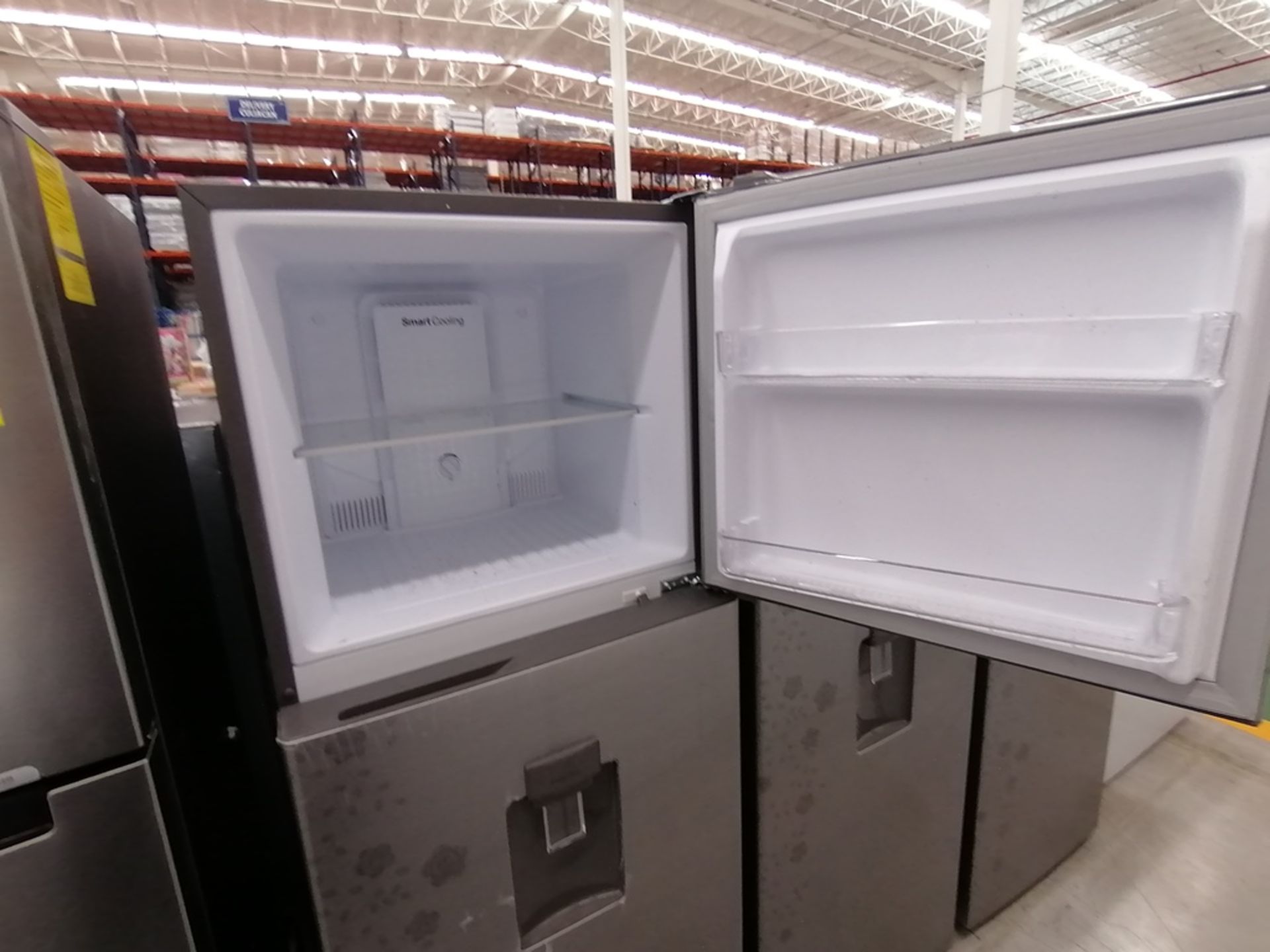 Lote de 2 refrigeradores incluye: 1 Refrigerador con dispensador de agua, Marca Winia, Modelo DFR40 - Image 4 of 15