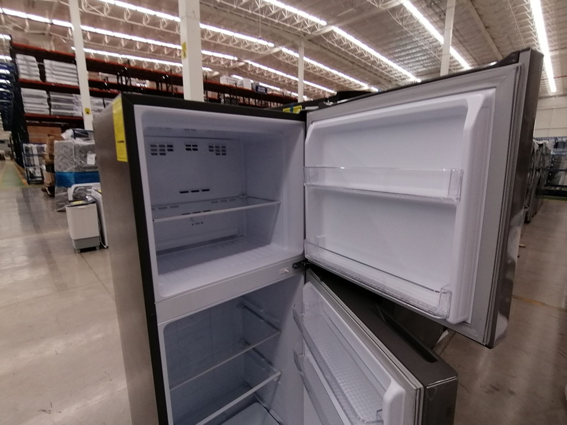Lote de 2 refrigeradores incluye: 1 Refrigerador, Marca Winia, Modelo DFR32210GNV, Serie MR219N1206 - Image 4 of 15