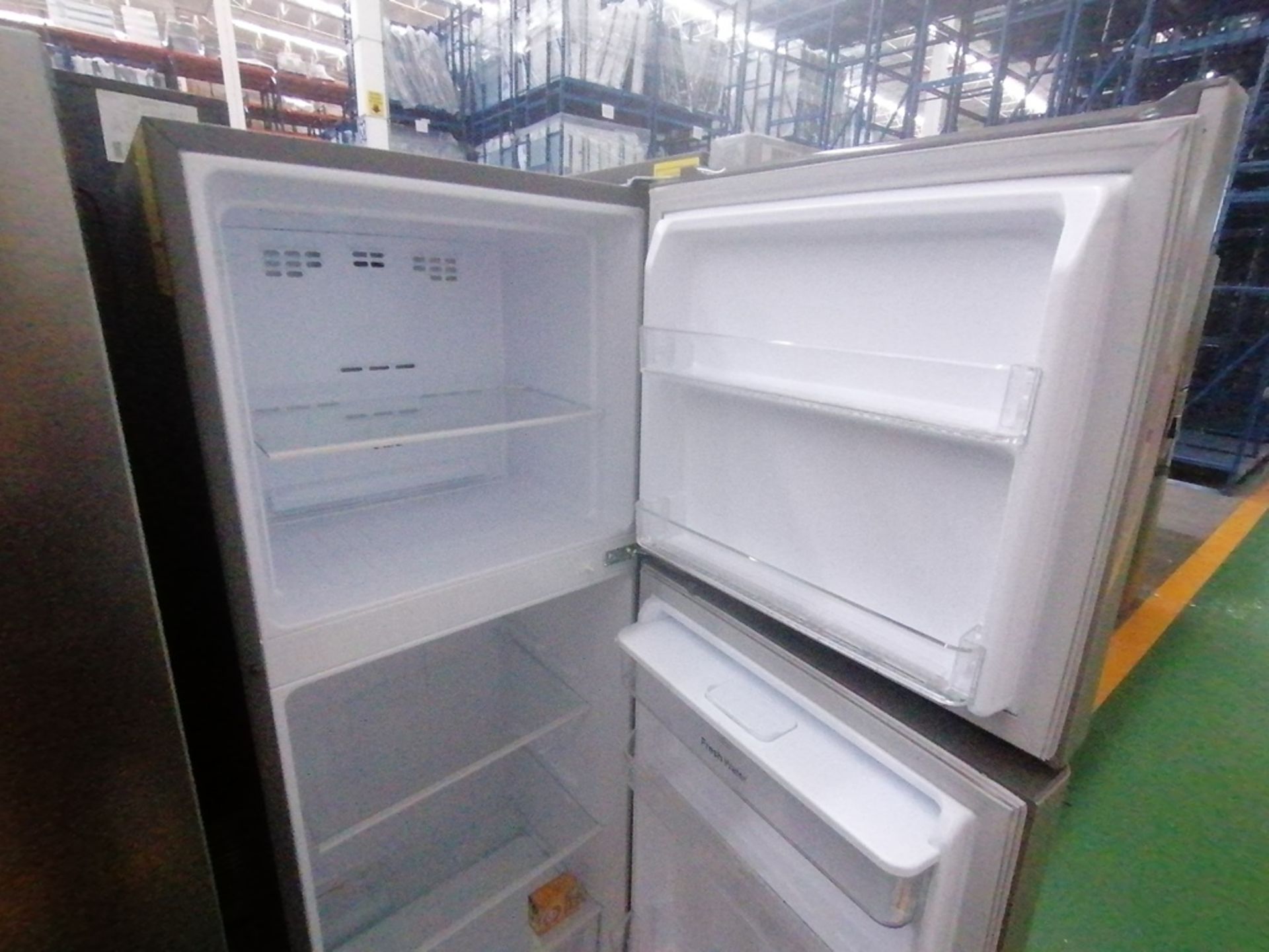 Lote de 2 refrigeradores incluye: 1 Refrigerador con dispensador de agua, Marca Winia, Modelo DFR40 - Image 11 of 16