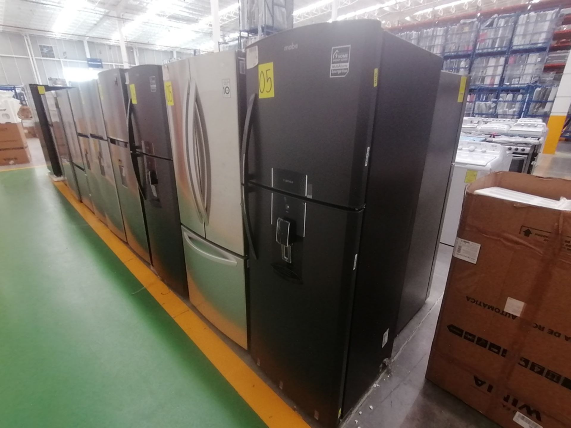 Lote de 2 refrigeradores incluye: 1 Refrigerador con dispensador de agua, Marca Mabe, Modelo RME360