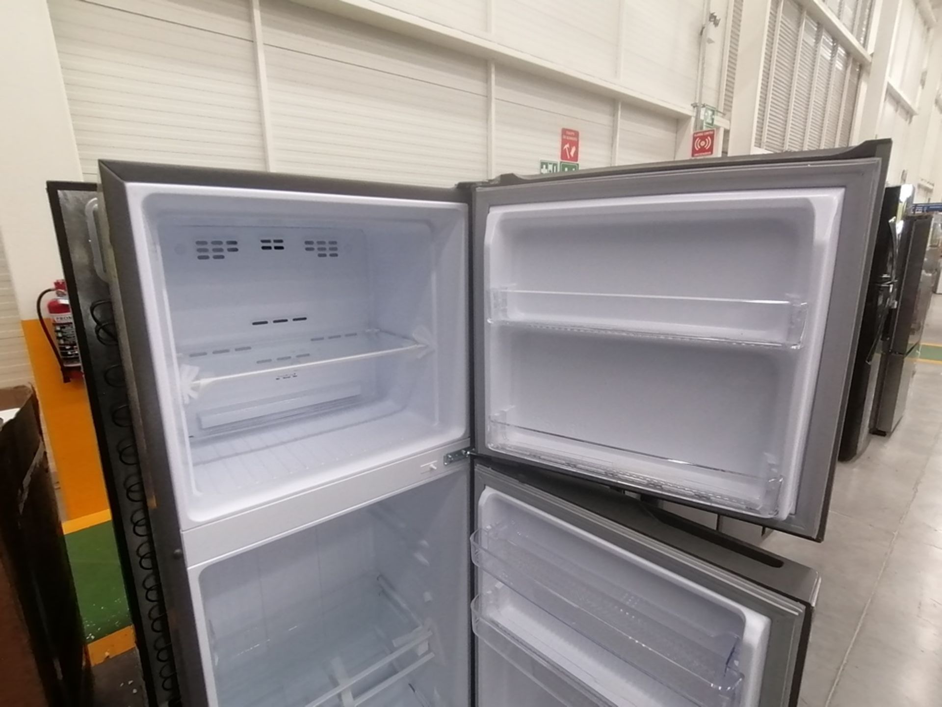 Lote de 2 refrigeradores incluye: 1 Refrigerador con dispensador de agua, Marca Whirlpool, Modelo W - Image 11 of 15