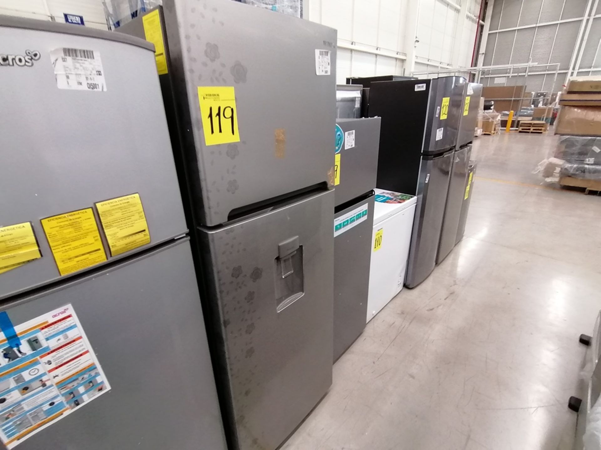 Lote de 2 refrigeradores incluye: 1 Refrigerador, Marca Winia, Modelo DFR40510GNDG, Serie MR21YN107 - Image 2 of 15