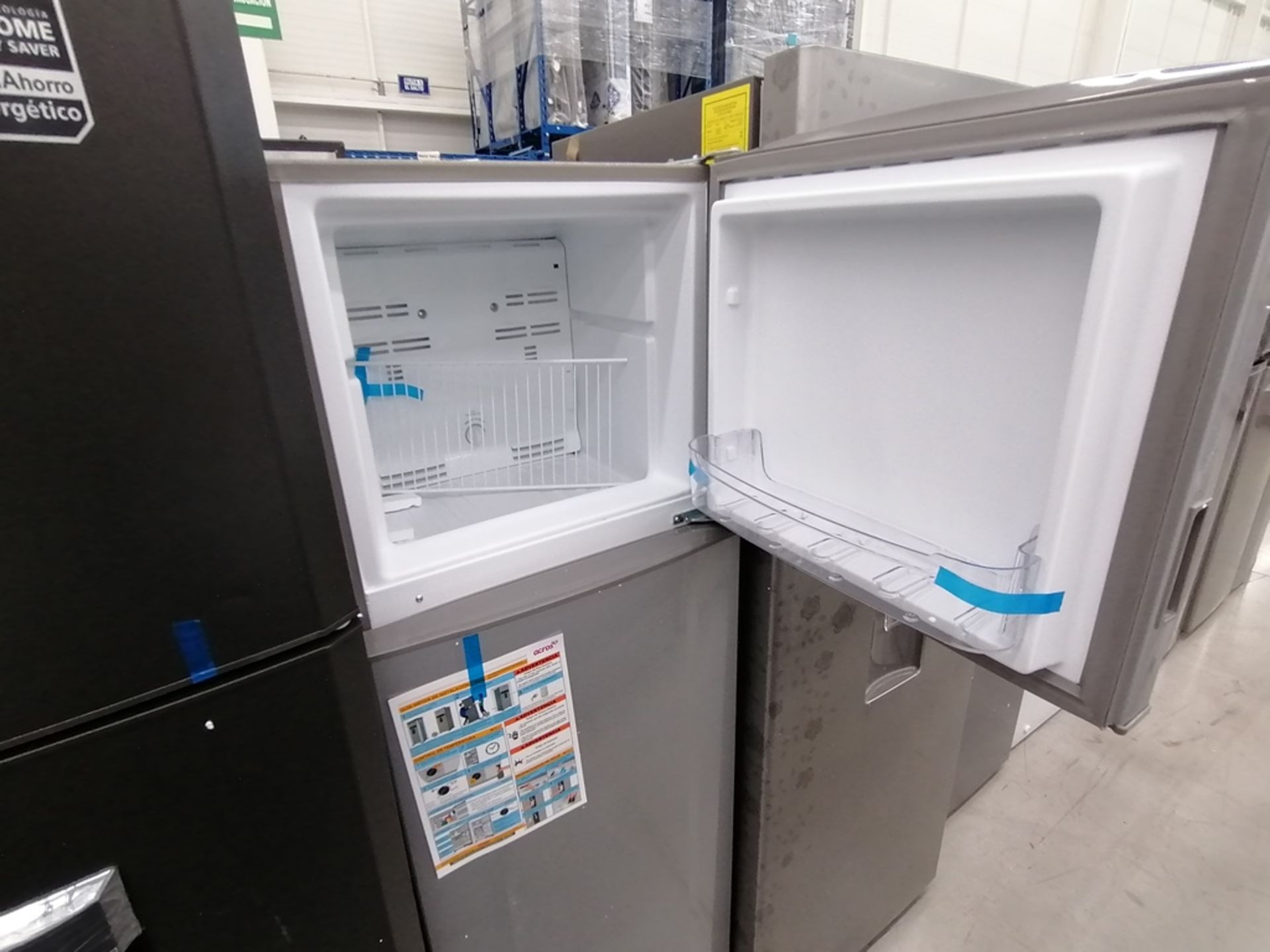 Lote de 2 refrigeradores incluye: 1 Refrigerador con dispensador de agua, Marca Mabe, Modelo RMA300 - Image 13 of 15