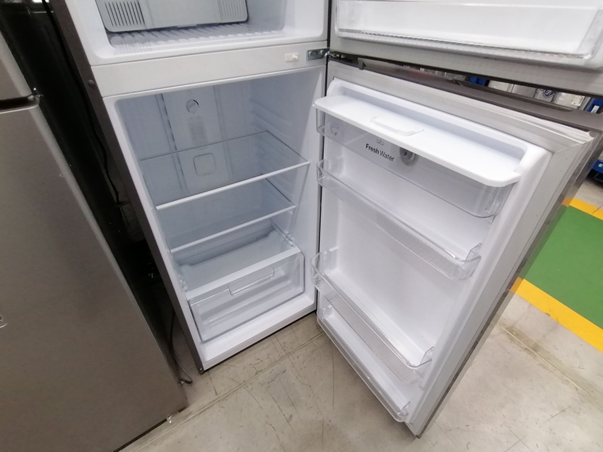 Lote de 2 refrigeradores incluye: 1 Refrigerador con dispensador de agua, Marca Winia, Modelo DFR40 - Image 13 of 17