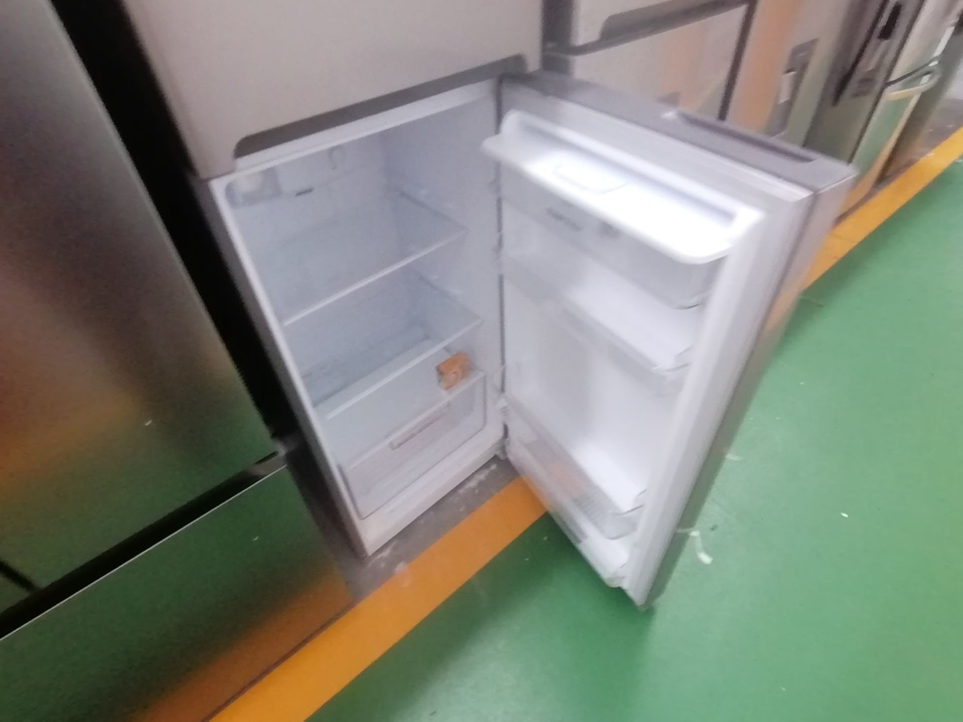 Lote de 2 refrigeradores incluye: 1 Refrigerador con dispensador de agua, Marca Winia, Modelo DFR40 - Image 14 of 16