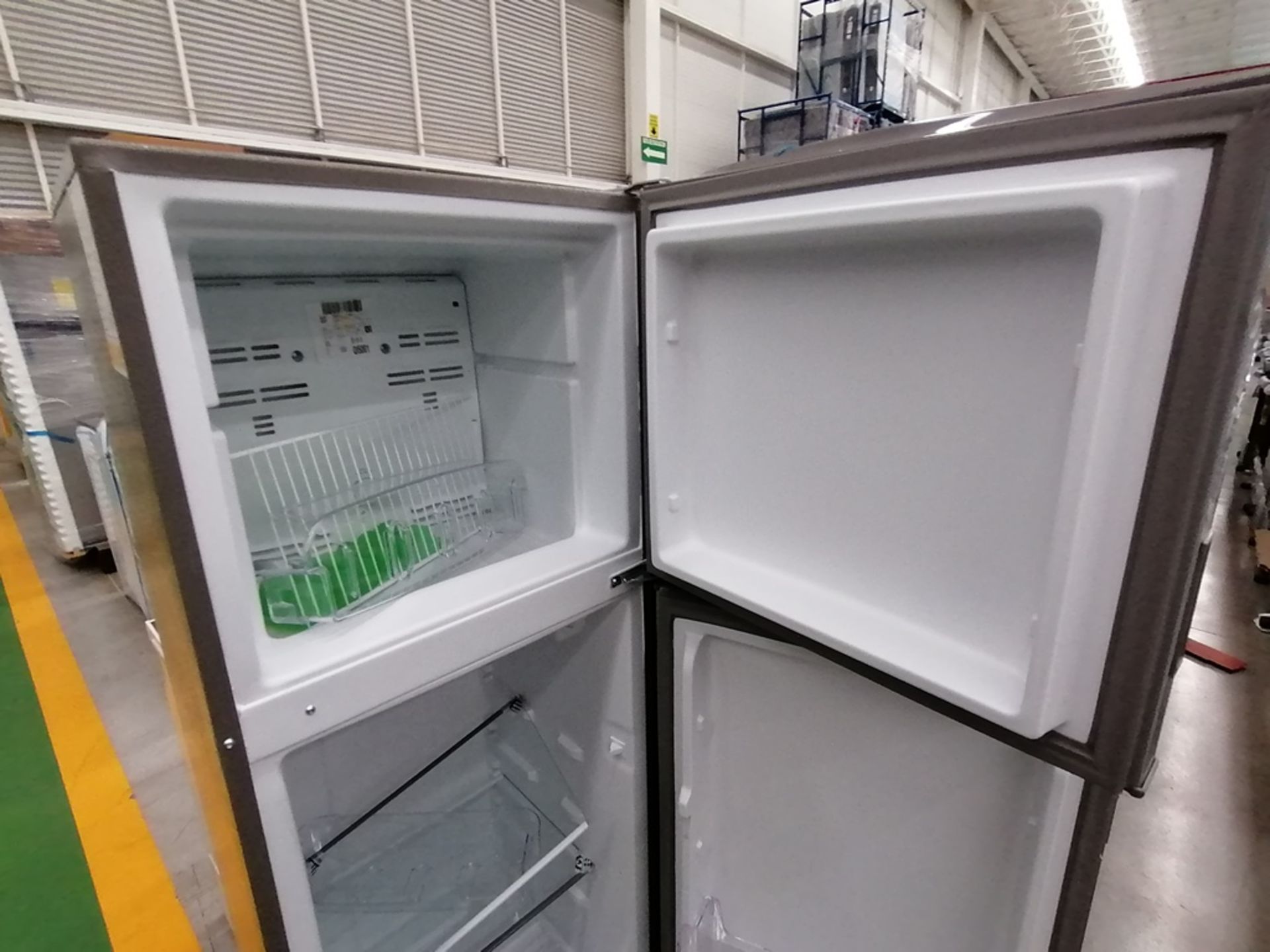 Lote de 2 refrigeradores incluye: 1 Refrigerador, Marca Acros, Modelo AT9007G, Serie VRA4332547, Co - Image 4 of 14