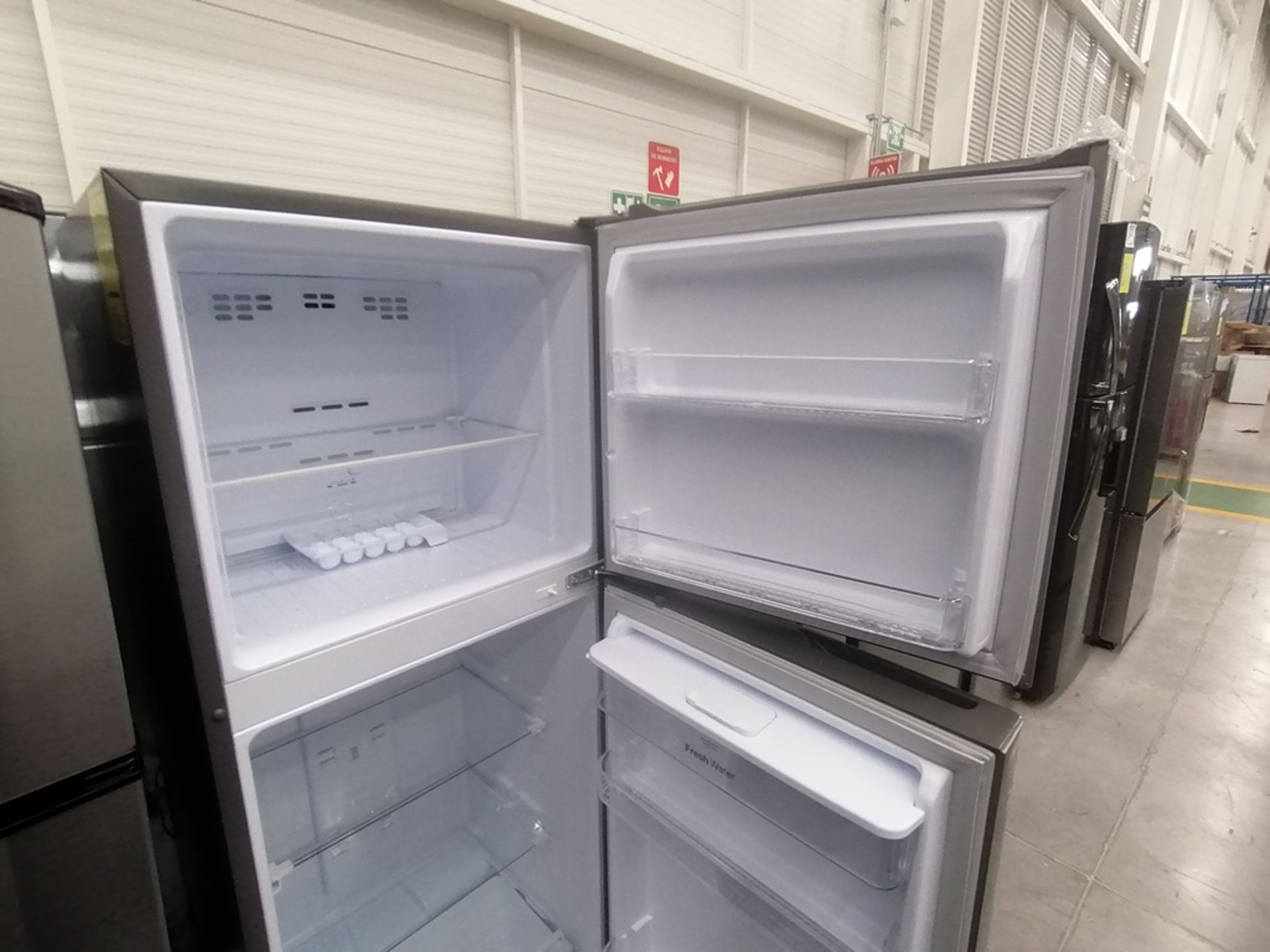 Lote de 2 refrigeradores incluye: 1 Refrigerador con dispensador de agua, Marca Winia, Modelo DFR32 - Image 12 of 15