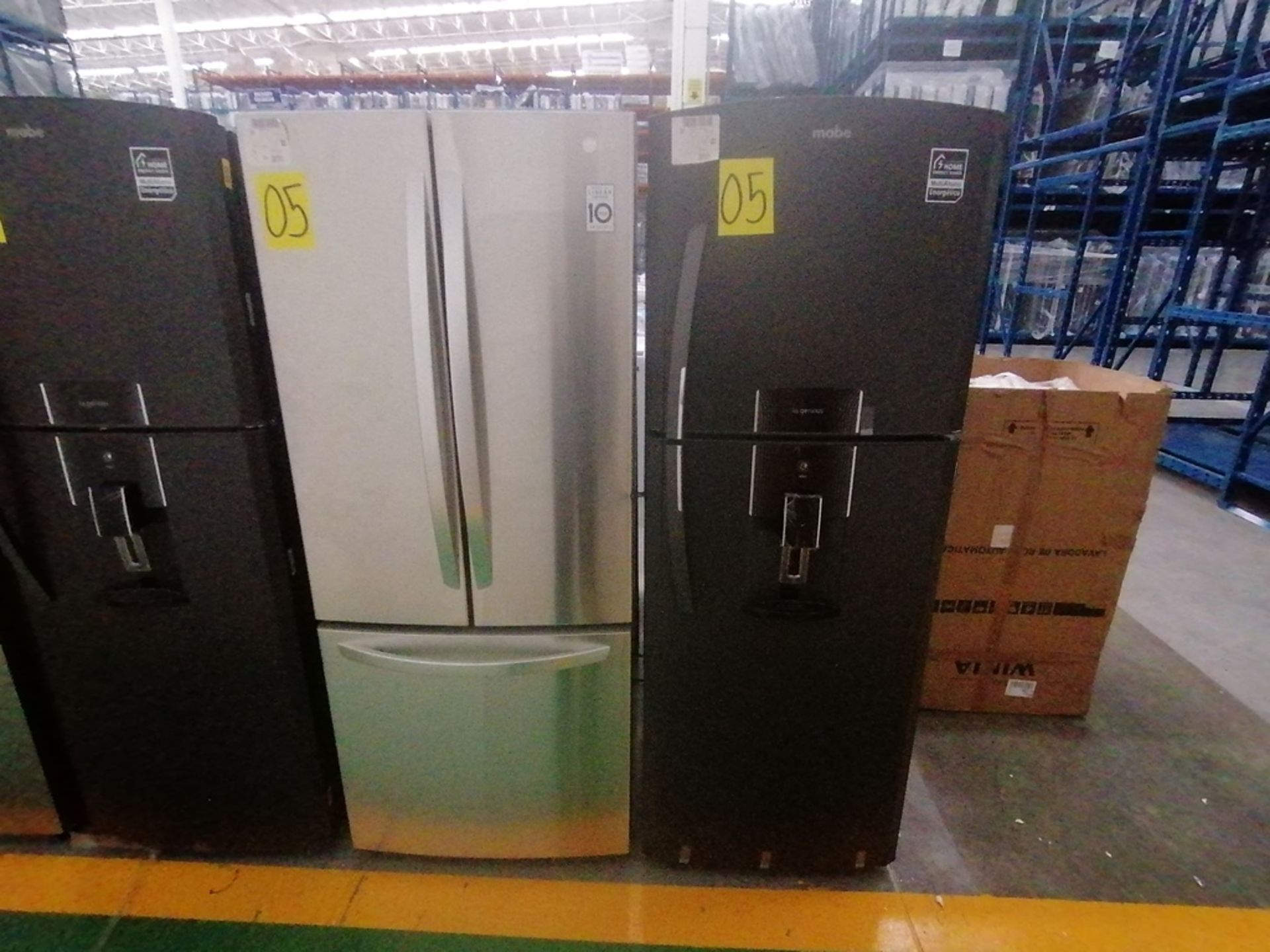 Lote de 2 refrigeradores incluye: 1 Refrigerador con dispensador de agua, Marca Mabe, Modelo RME360 - Image 4 of 15