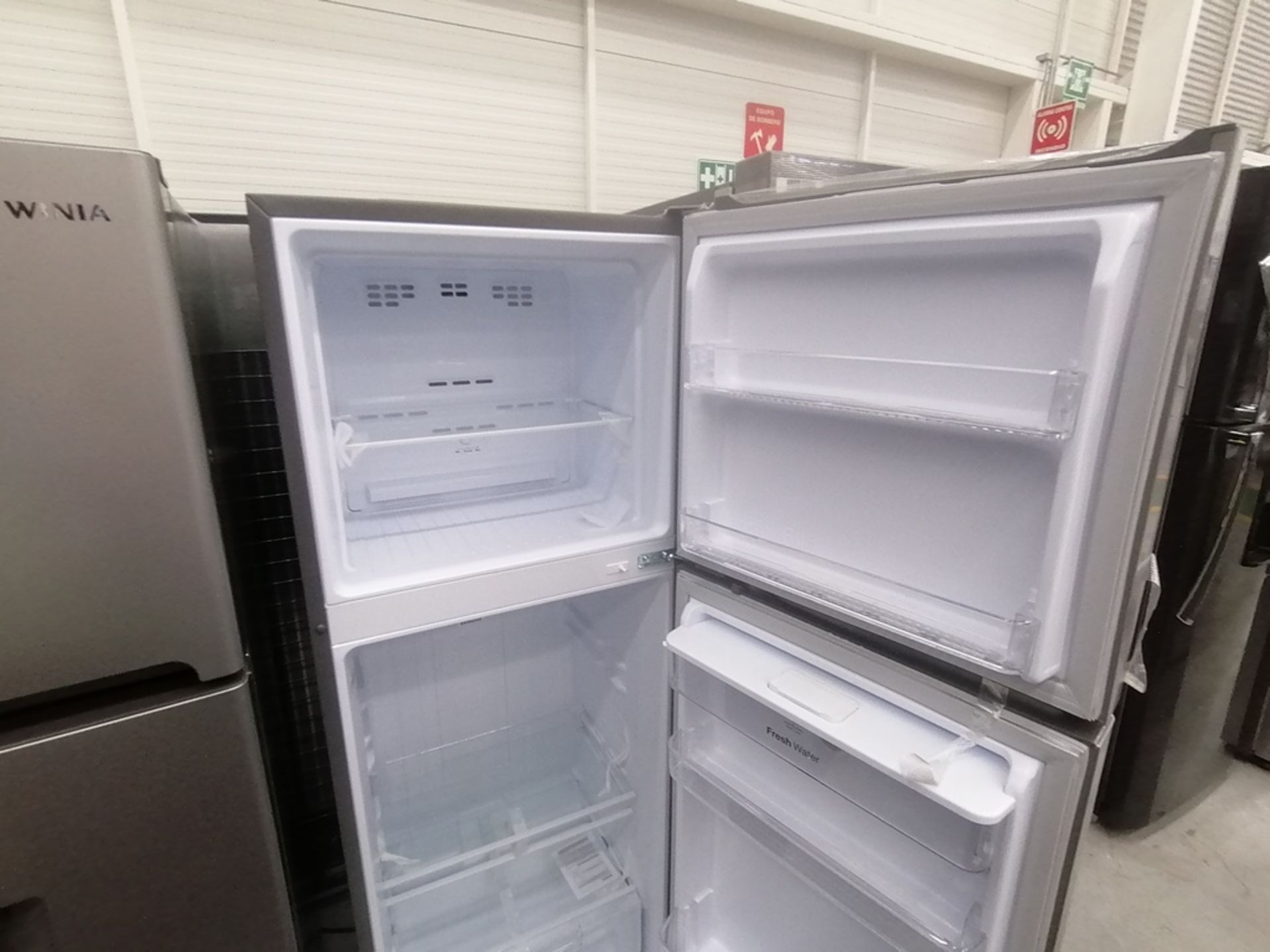 Lote de 2 refrigeradores incluye: 1 Refrigerador con dispensador de agua, Marca Winia, Modelo DFR32 - Image 8 of 15