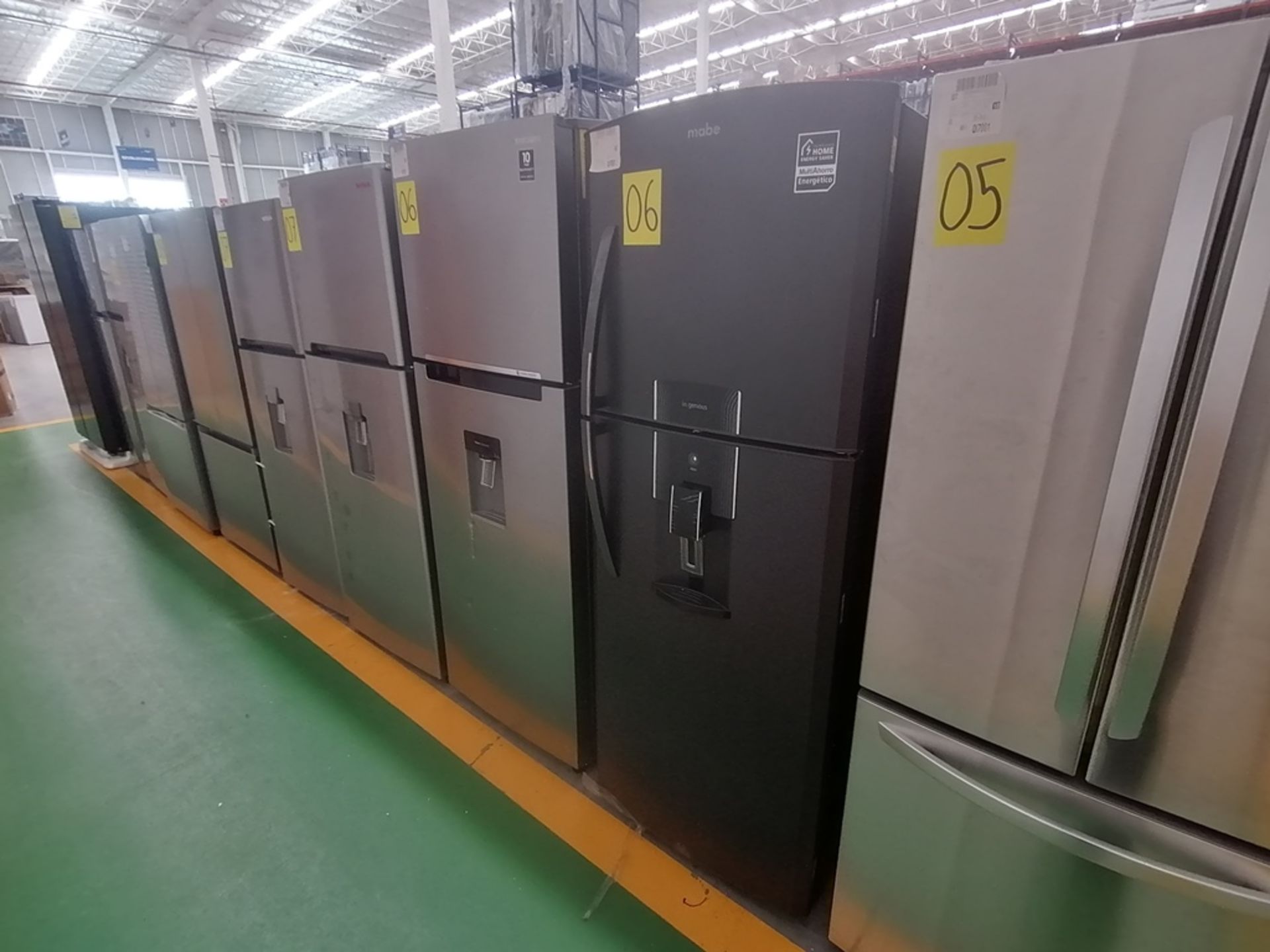 Lote de 2 refrigeradores incluye: 1 Refrigerador con dispensador de agua, Marca Mabe, Modelo RME360 - Image 2 of 15