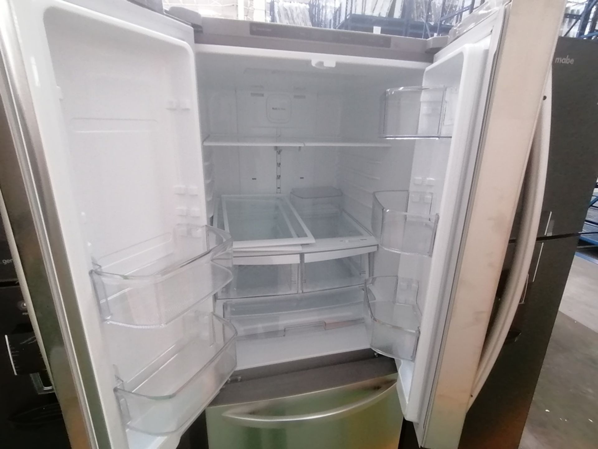 Lote de 2 refrigeradores incluye: 1 Refrigerador con dispensador de agua, Marca Mabe, Modelo RME360 - Image 12 of 15