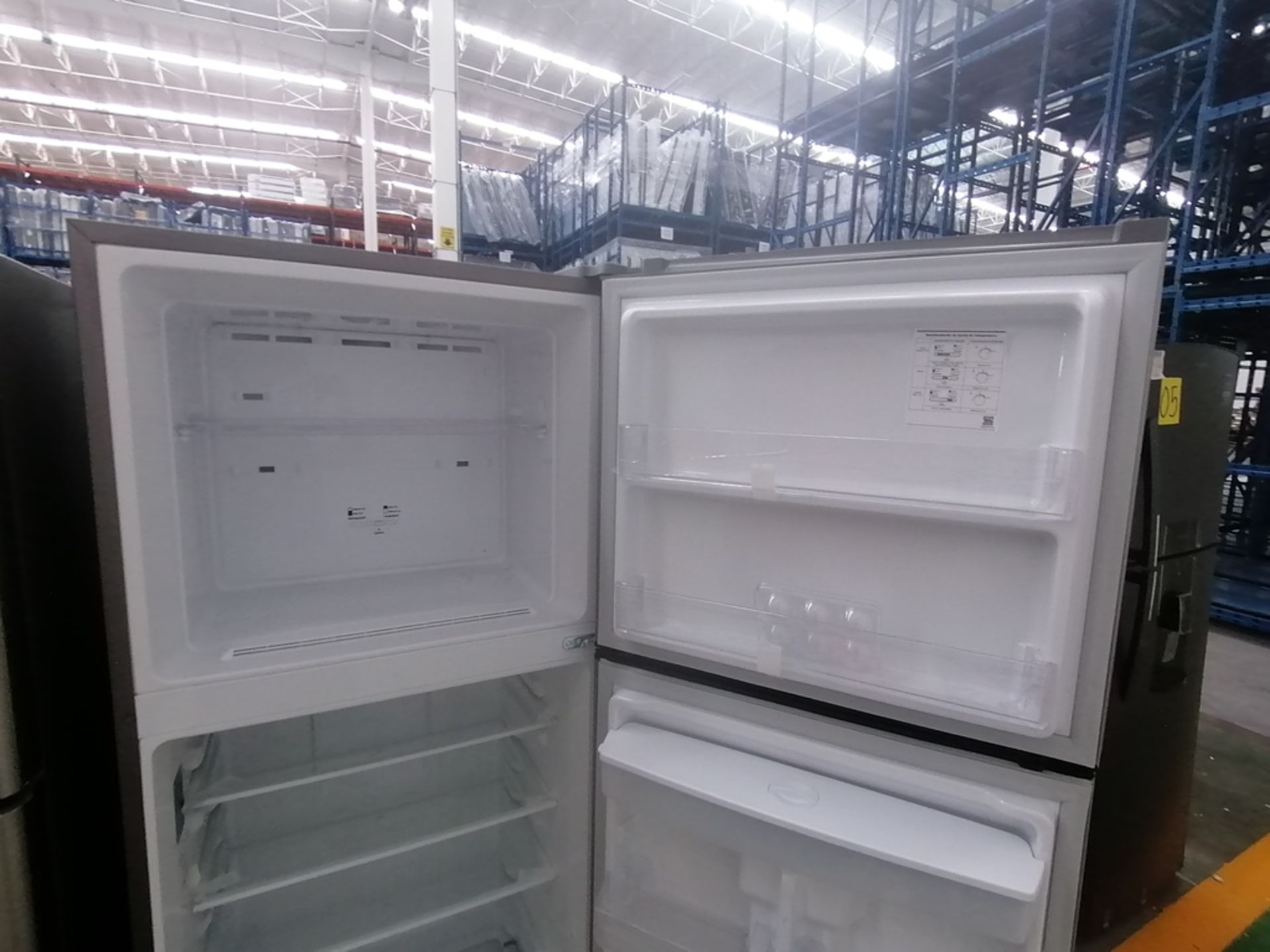 Lote de 2 refrigeradores incluye: 1 Refrigerador con dispensador de agua, Marca Mabe, Modelo RME360 - Image 11 of 15