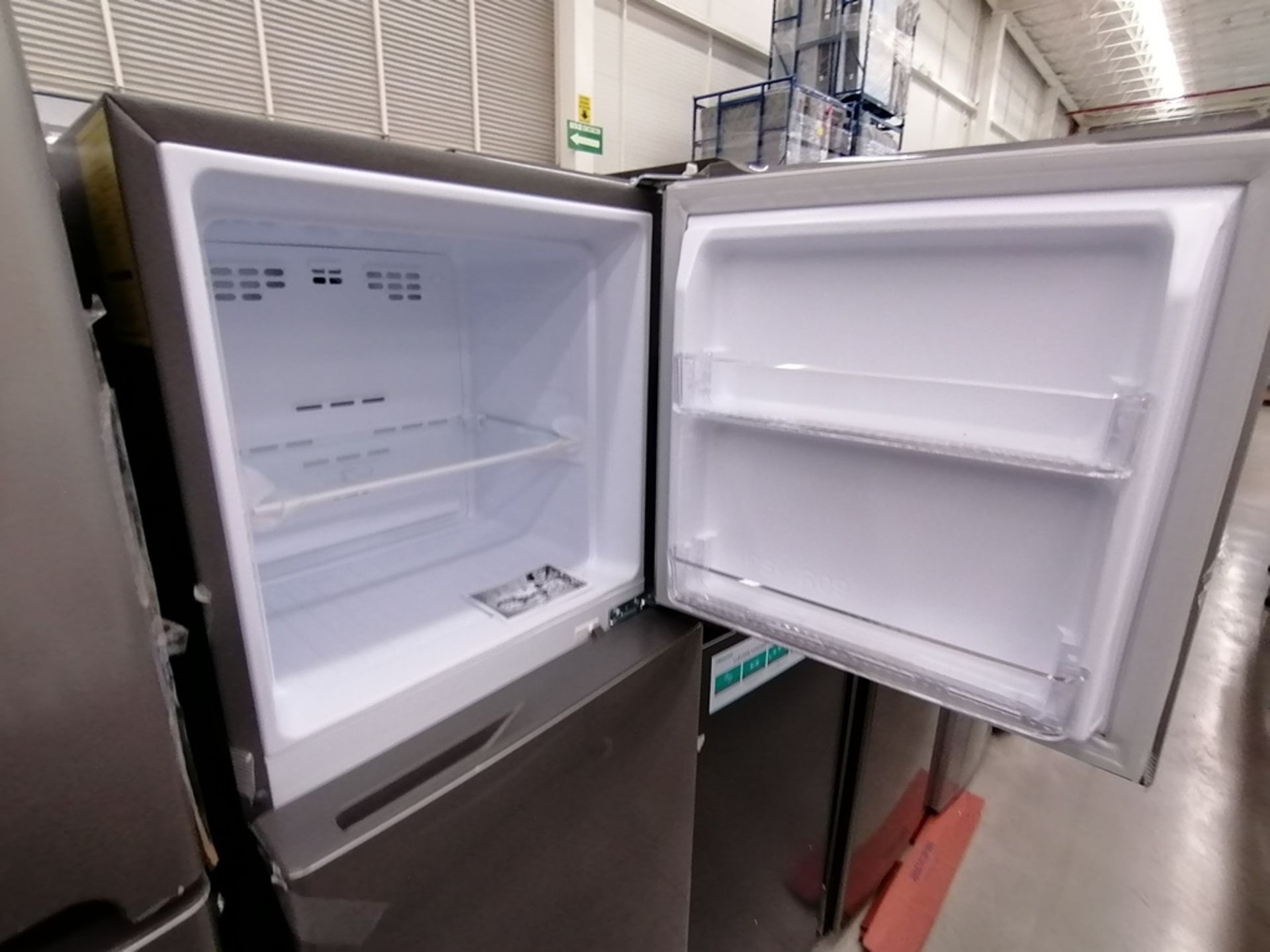 Lote de 2 refrigeradores incluye: 1 Refrigerador, Marca Winia, Modelo DFR25210GN, Serie MR21ZN08401 - Image 4 of 15