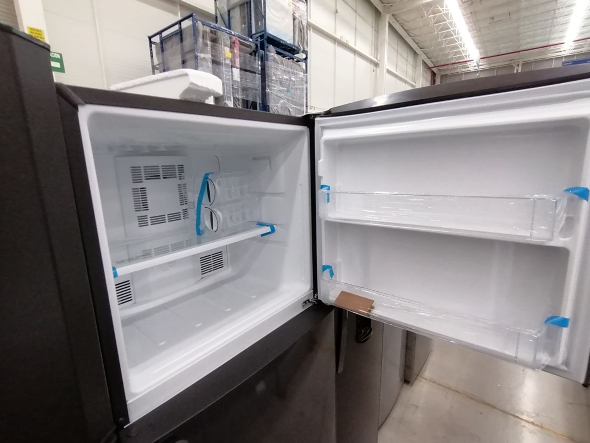 Lote de 2 refrigeradores incluye: 1 Refrigerador con dispensador de agua, Marca Mabe, Modelo RMA300 - Image 6 of 15