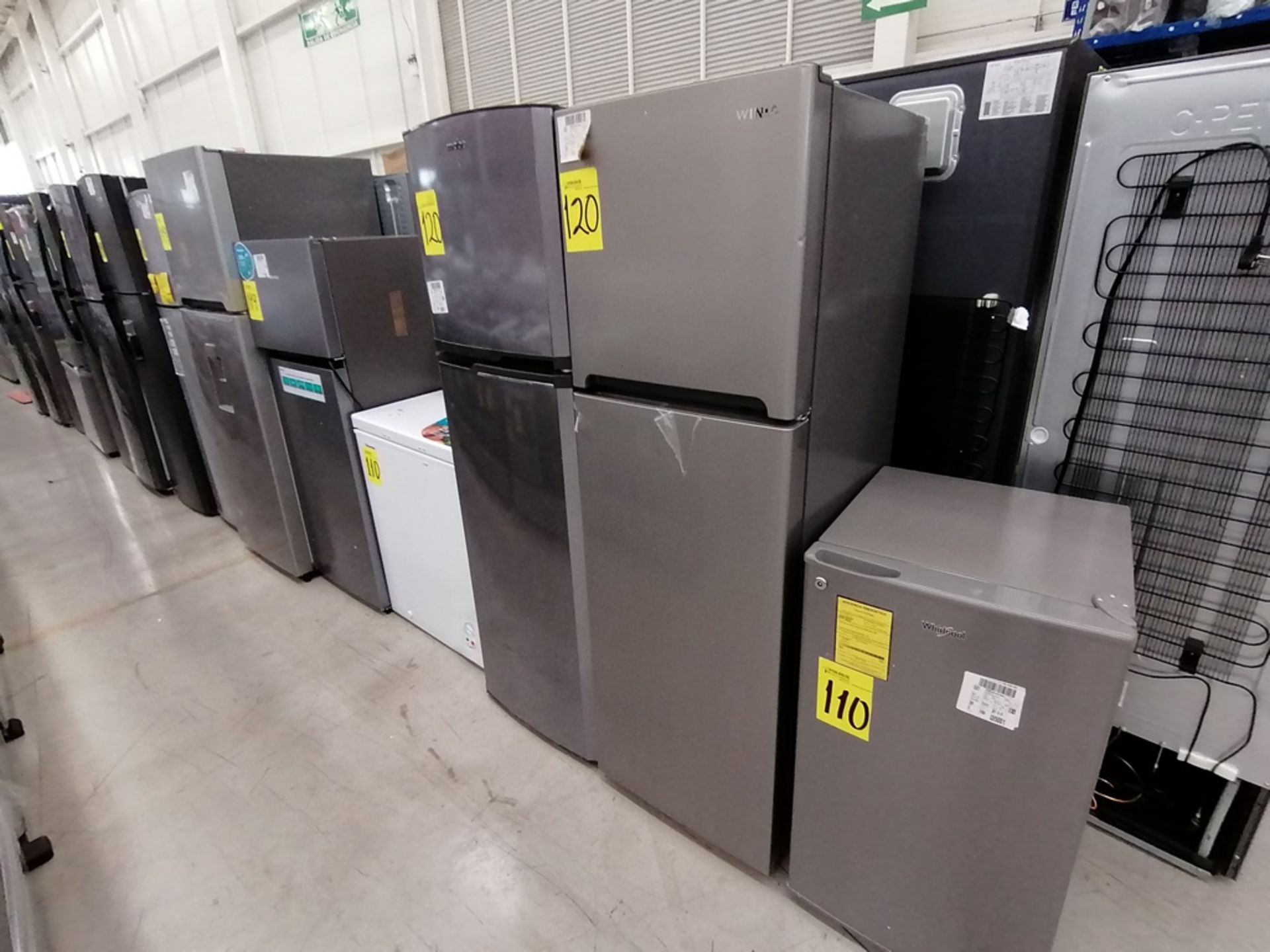 Lote de 2 refrigeradores incluye: 1 Refrigerador, Marca Mabe, Modelo RMA1025VNX, Serie 2110B623189,