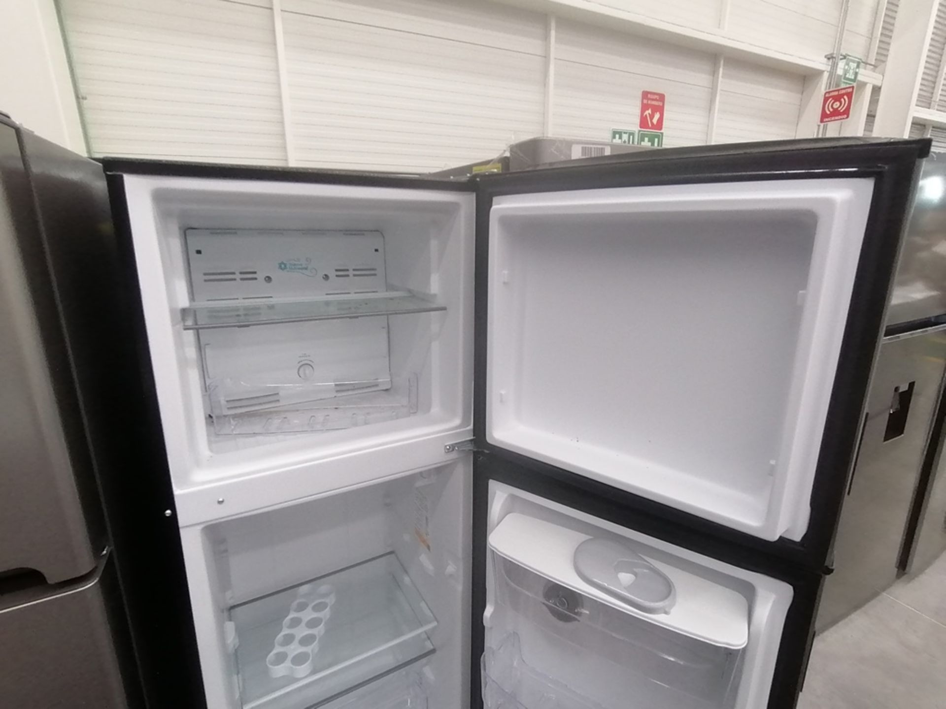 Lote de 2 refrigeradores incluye: 1 Refrigerador con dispensador de agua, Marca Whirlpool, Modelo W - Image 8 of 15