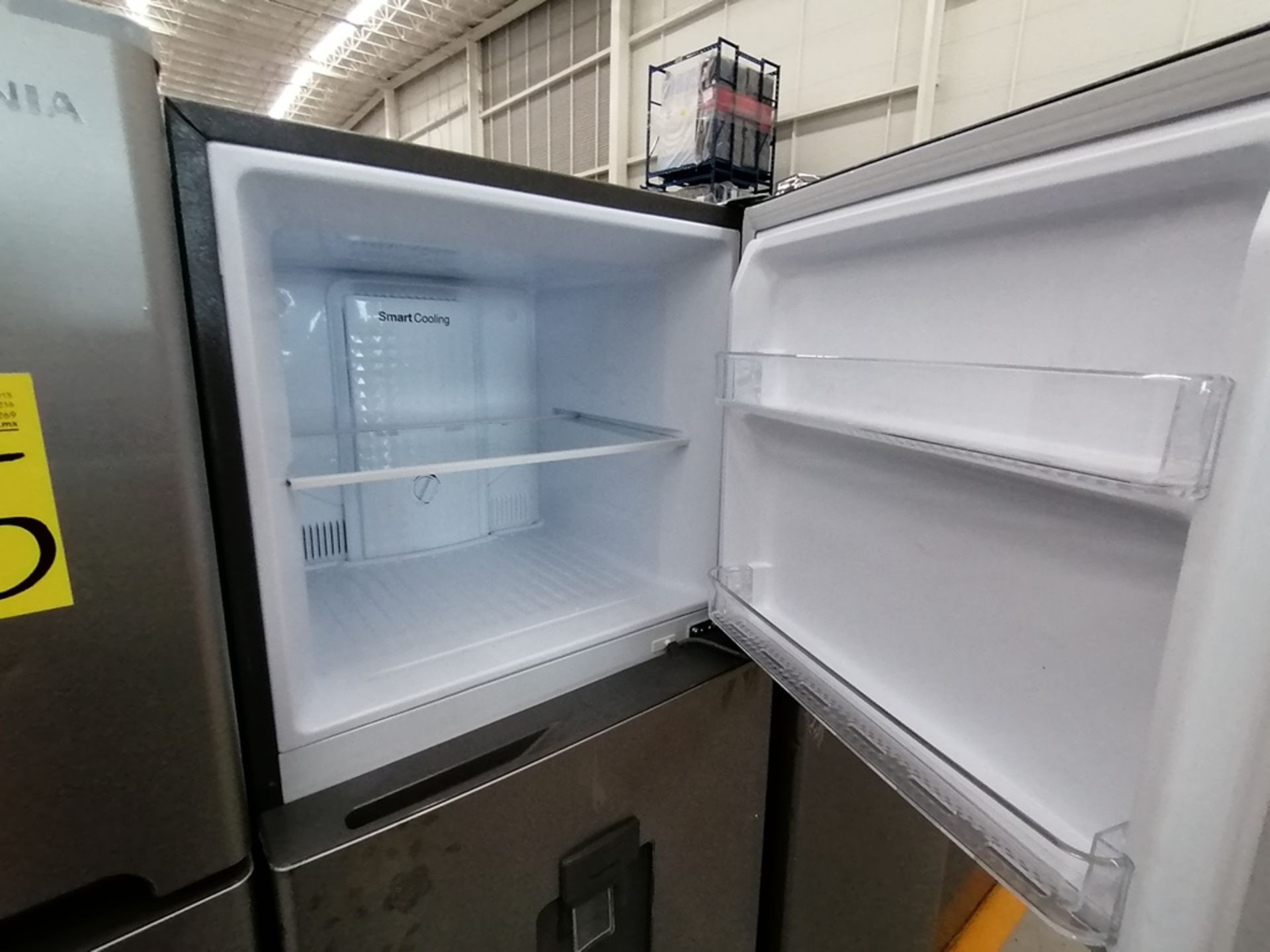 Lote de 2 Refrigeradores, Incluye: 1 Refrigerador con dispensador de agua, Marca Winia, Modelo DFR4 - Image 4 of 16
