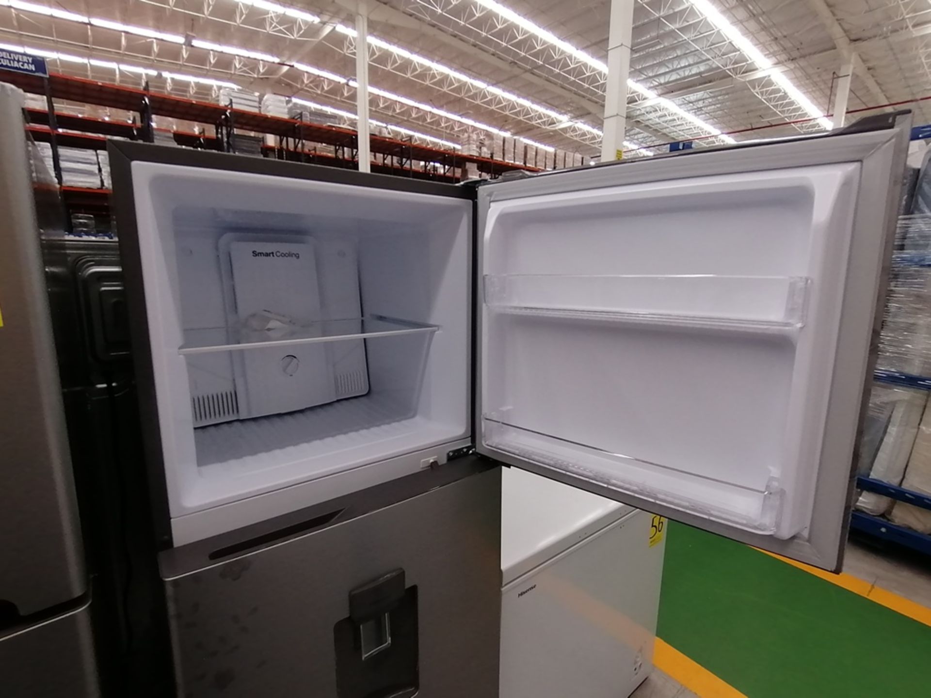 Lote de 2 refrigeradores incluye: 1 Refrigerador con dispensador de agua, Marca Winia, Modelo DFR40 - Image 4 of 17