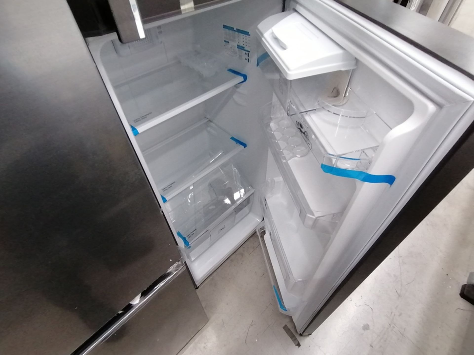 Lote de 2 refrigeradores incluye: 1 Refrigerador con dispensador de agua, Marca Mabe, Modelo RMA300 - Image 12 of 15