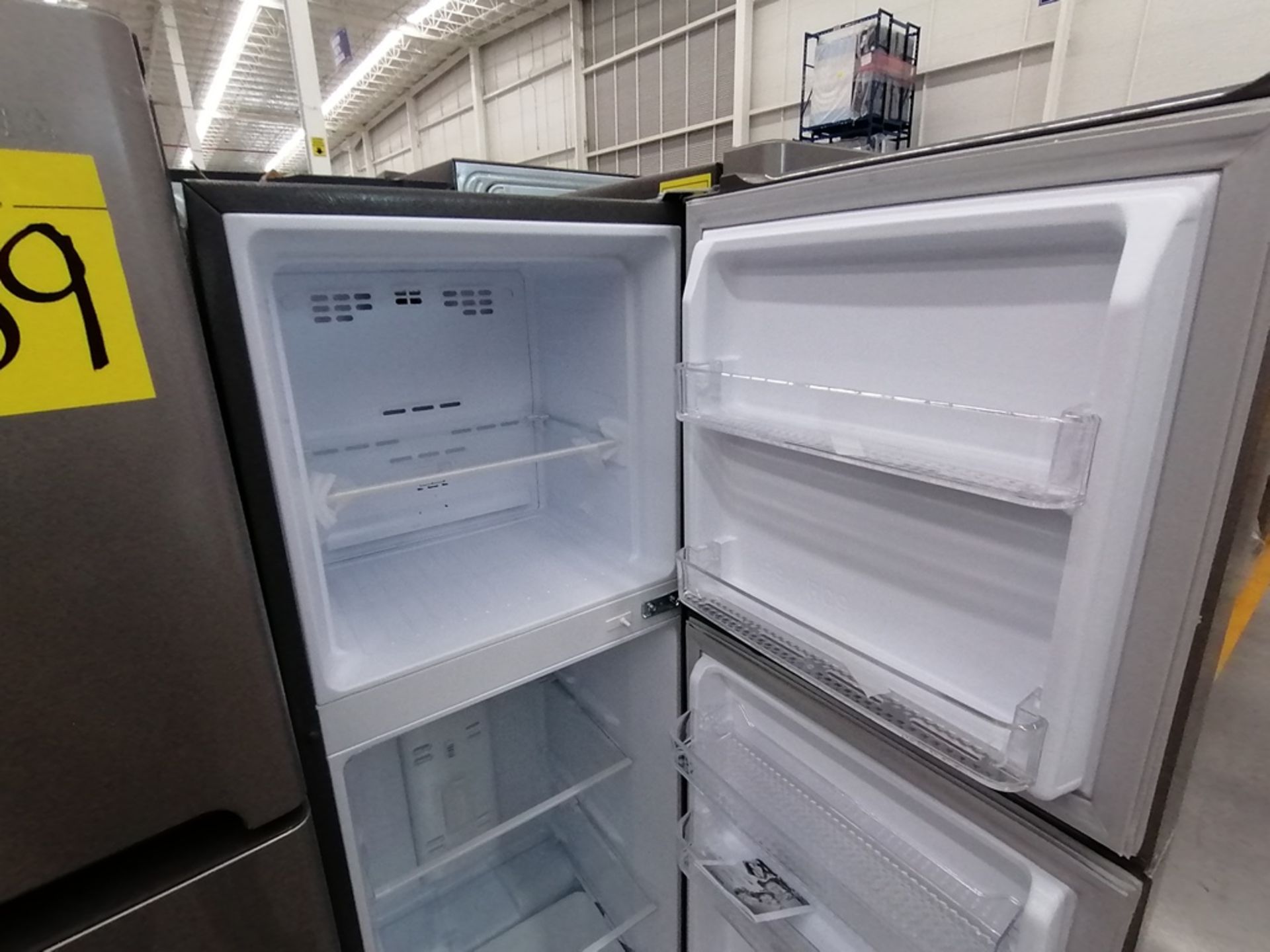 Lote de 2 refrigeradores incluye: 1 Refrigerador, Marca Winia, Modelo DFR25210GN, Serie MR219N11602 - Image 6 of 15