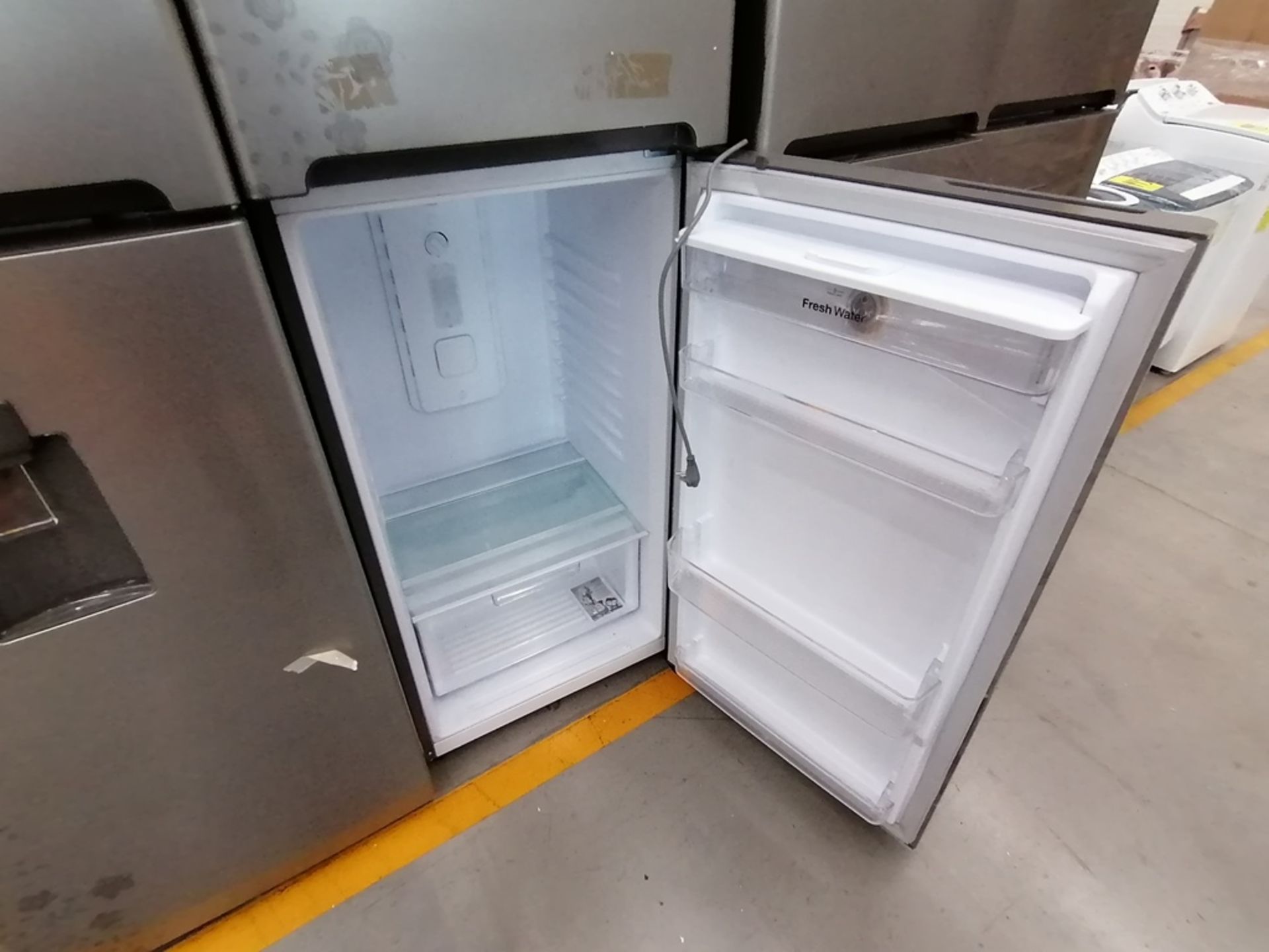 Lote de 2 Refrigeradores, Incluye: 1 Refrigerador con dispensador de agua, Marca Winia, Modelo DFR4 - Image 5 of 16