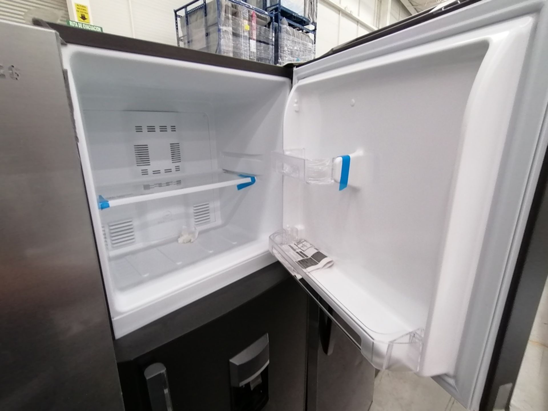 Lote de 2 refrigeradores incluye: 1 Refrigerador con dispensador de agua, Marca Mabe, Modelo RMA300 - Image 4 of 15