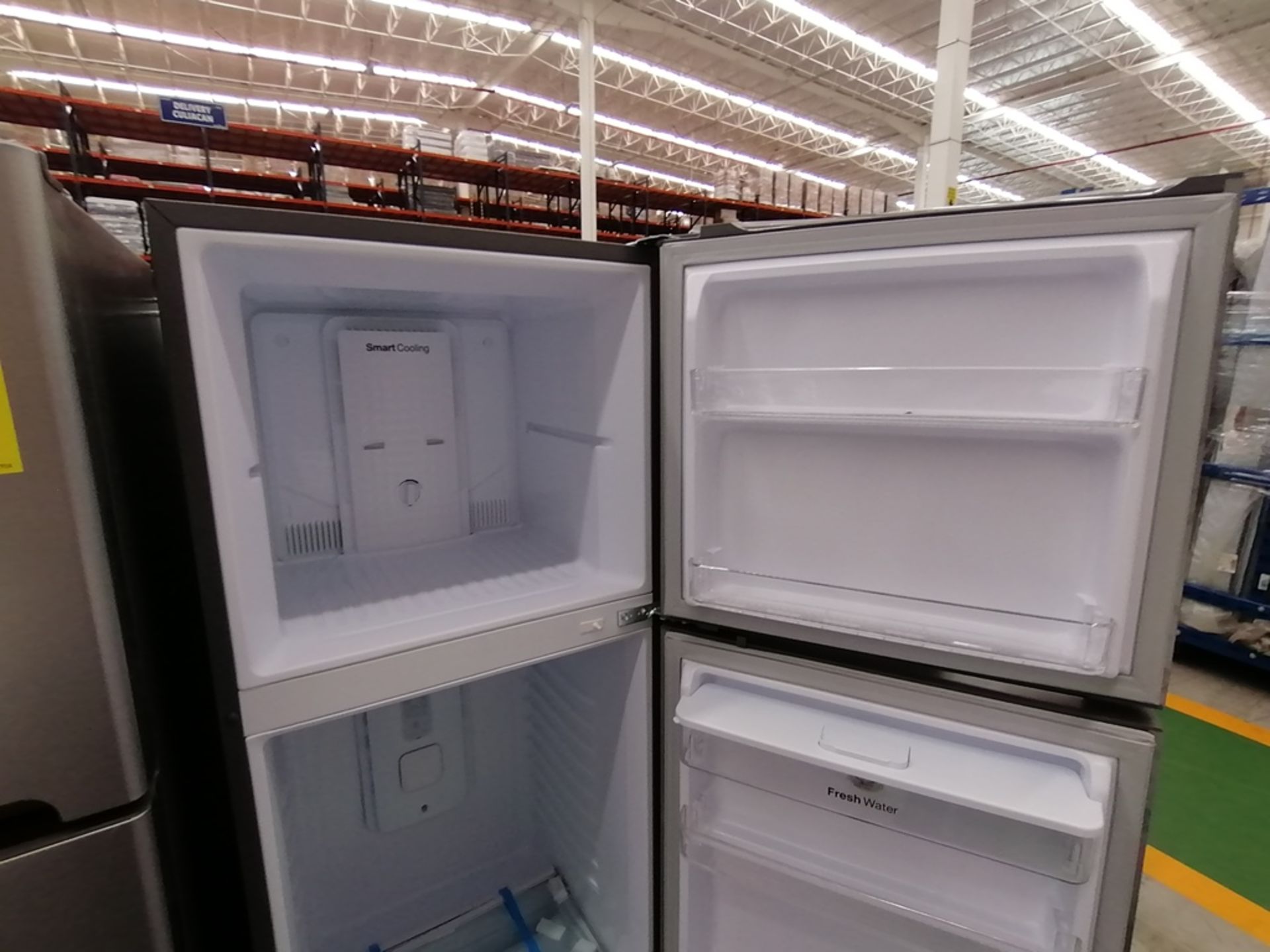 Lote de 2 refrigeradores incluye: 1 Refrigerador con dispensador de agua, Marca Winia, Modelo DFR40 - Image 13 of 15