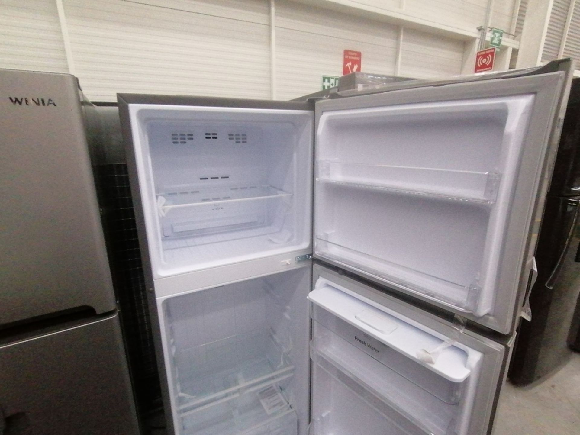Lote de 2 refrigeradores incluye: 1 Refrigerador con dispensador de agua, Marca Winia, Modelo DFR32 - Image 7 of 15