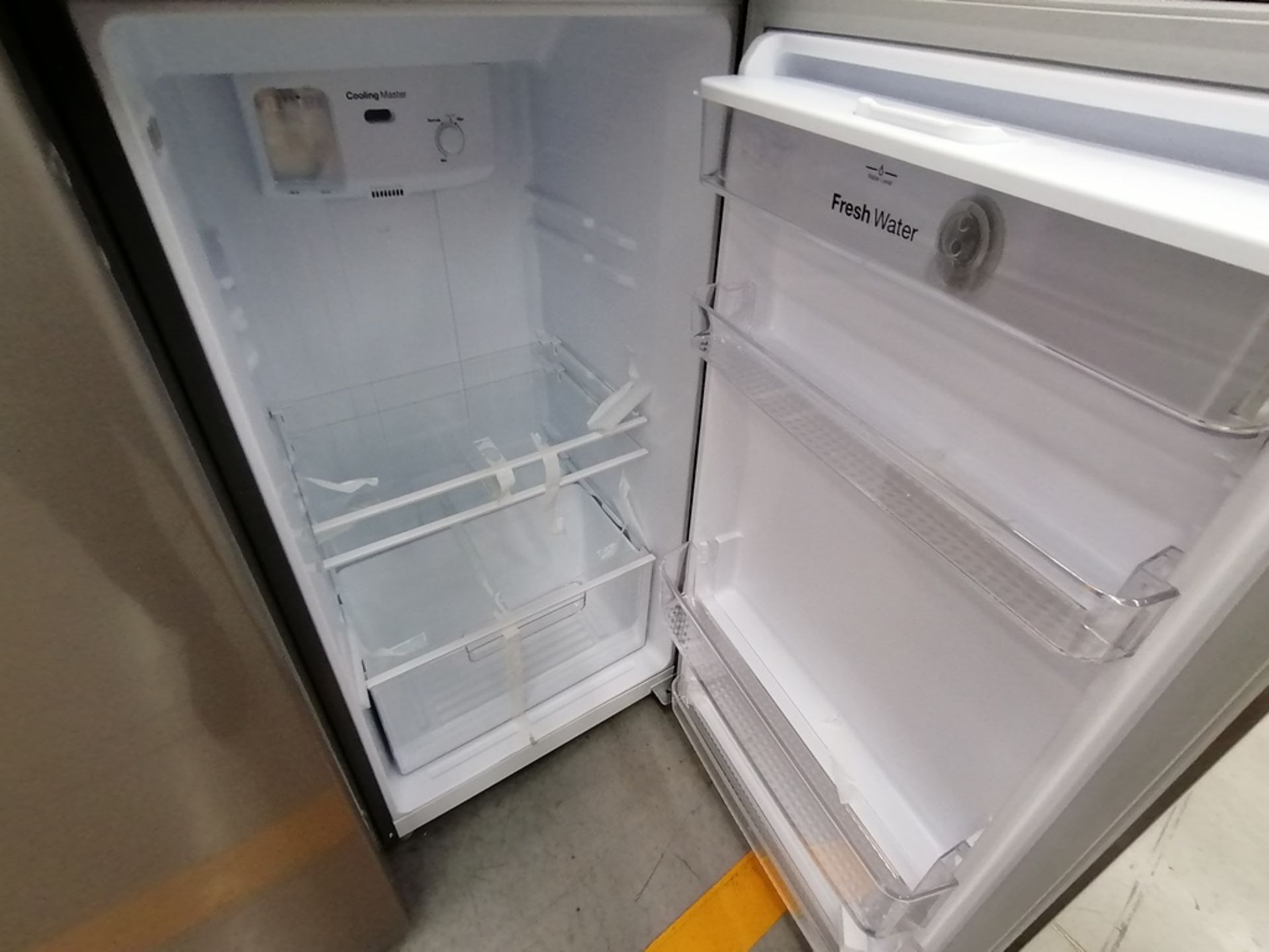 Lote de 2 Refrigeradores incluye: 1 Refrigerador con dispensador de agua, Marca Winia, Modelo DFR32 - Image 14 of 15