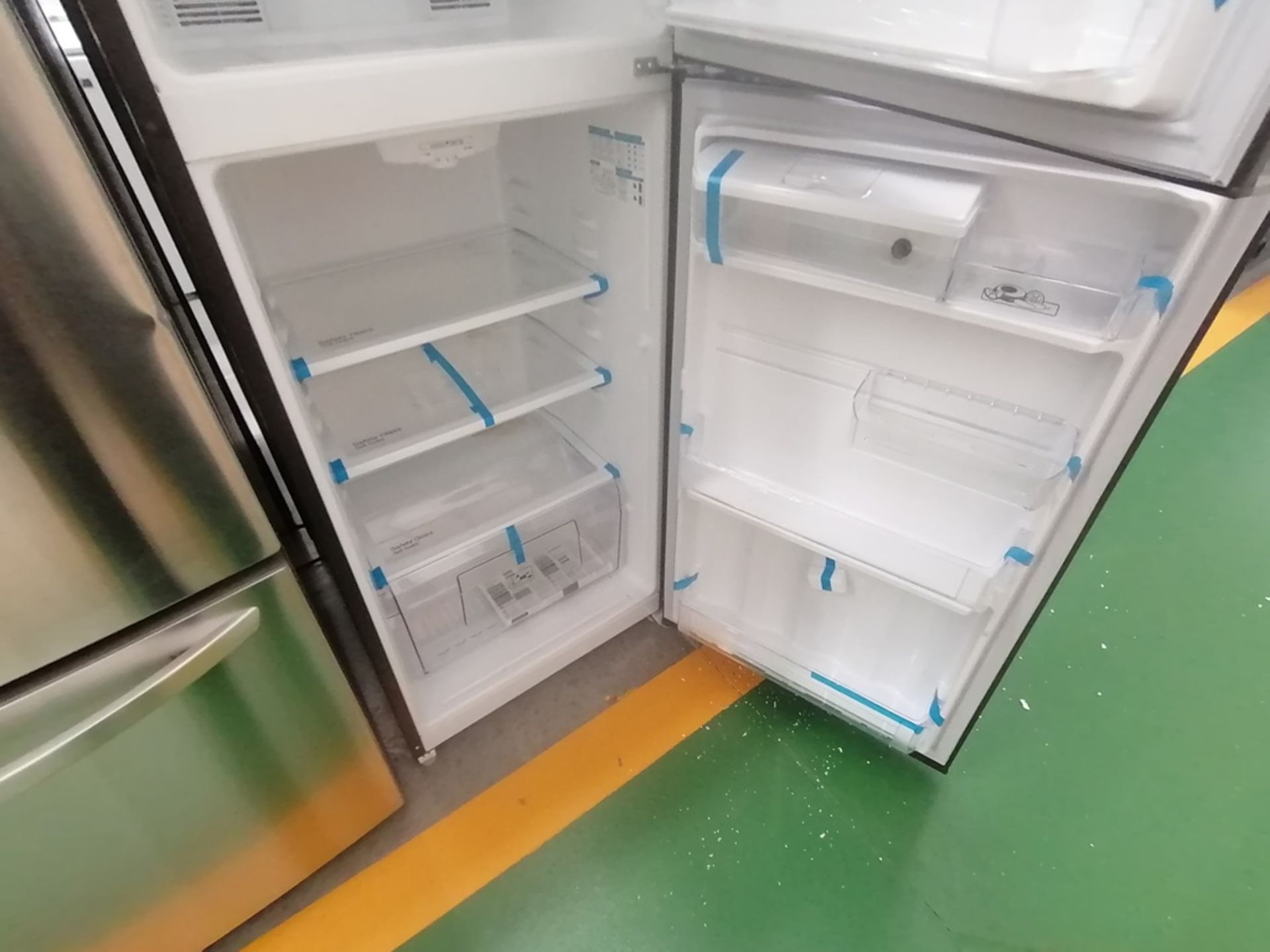 Lote de 2 refrigeradores incluye: 1 Refrigerador con dispensador de agua, Marca Mabe, Modelo RME360 - Image 9 of 15