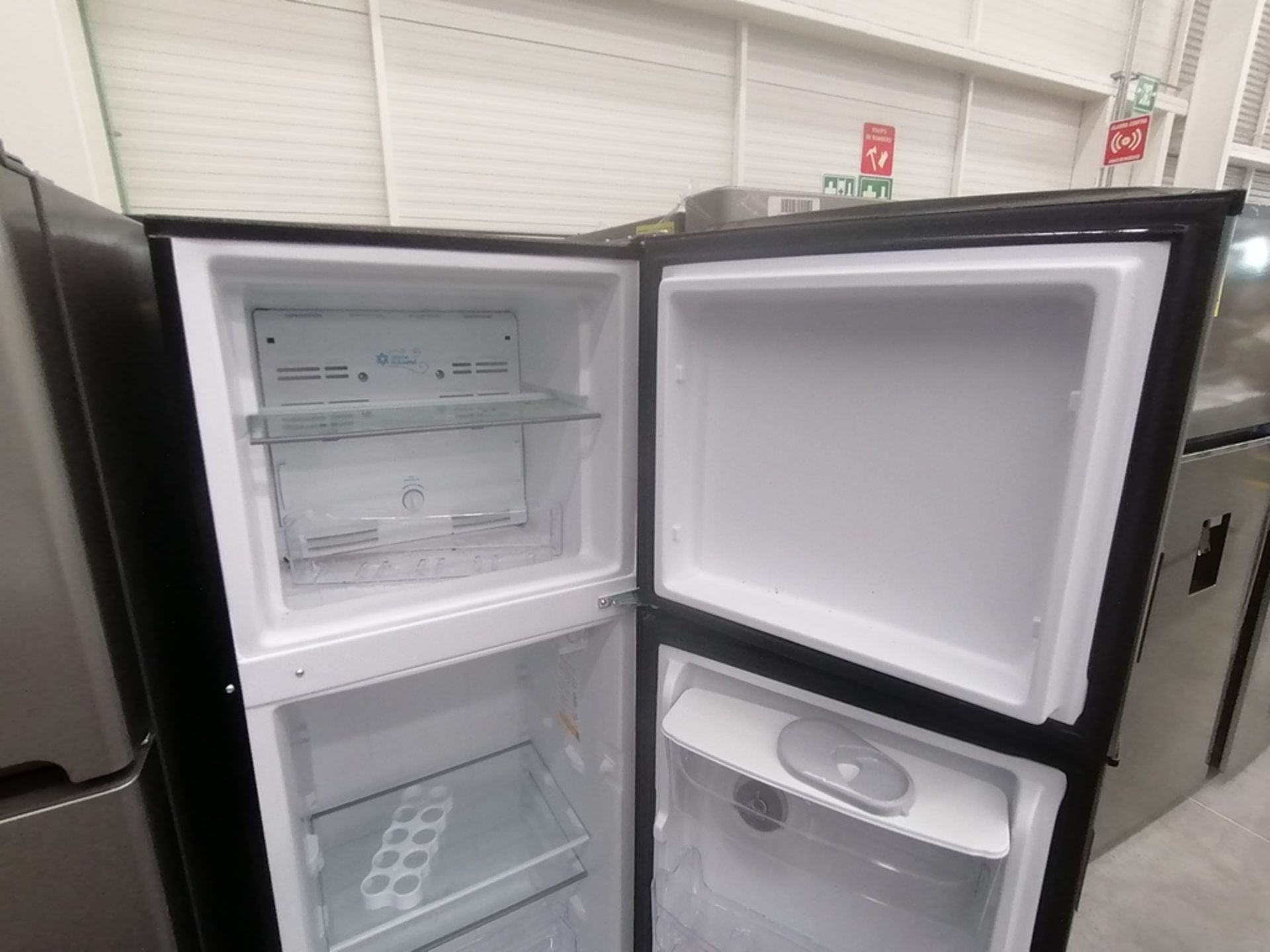 Lote de 2 refrigeradores incluye: 1 Refrigerador con dispensador de agua, Marca Whirlpool, Modelo W - Image 7 of 15