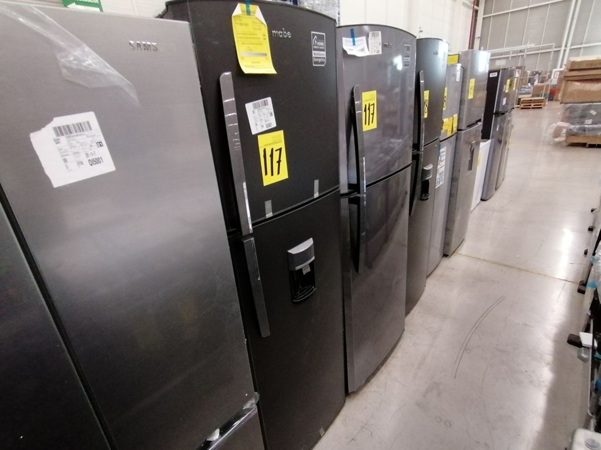Lote de 2 refrigeradores incluye: 1 Refrigerador con dispensador de agua, Marca Mabe, Modelo RMA300 - Image 9 of 15