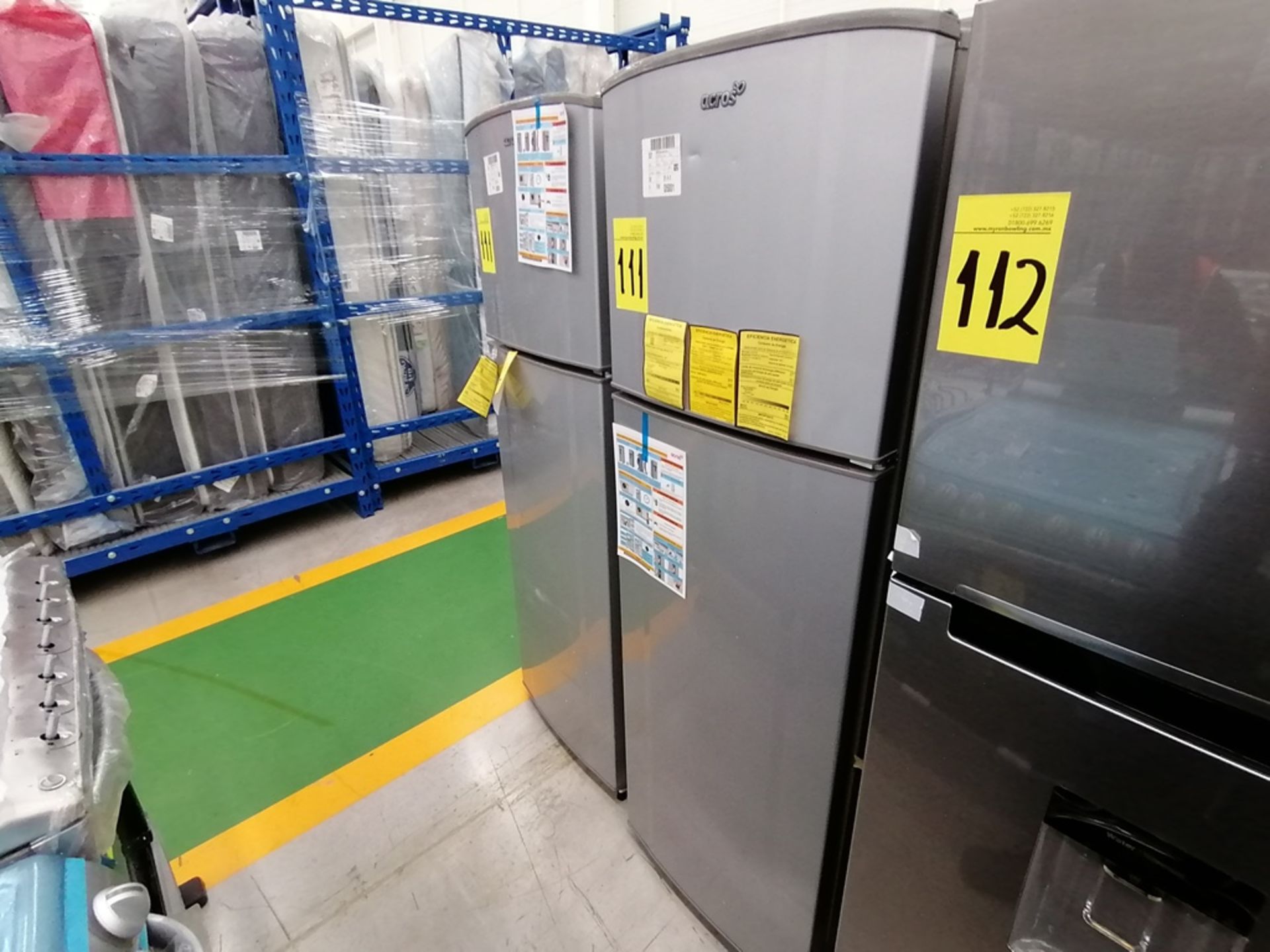 Lote de 2 refrigeradores incluye: 1 Refrigerador, Marca Acros, Modelo AT9007G, Serie VRA4332547, Co